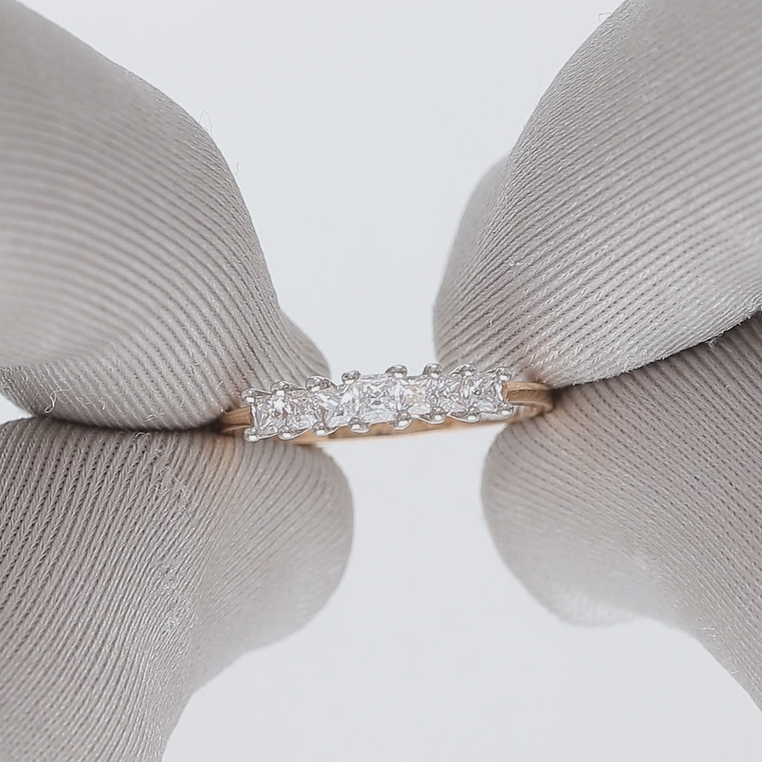 Elegantiškas auksinis žiedas