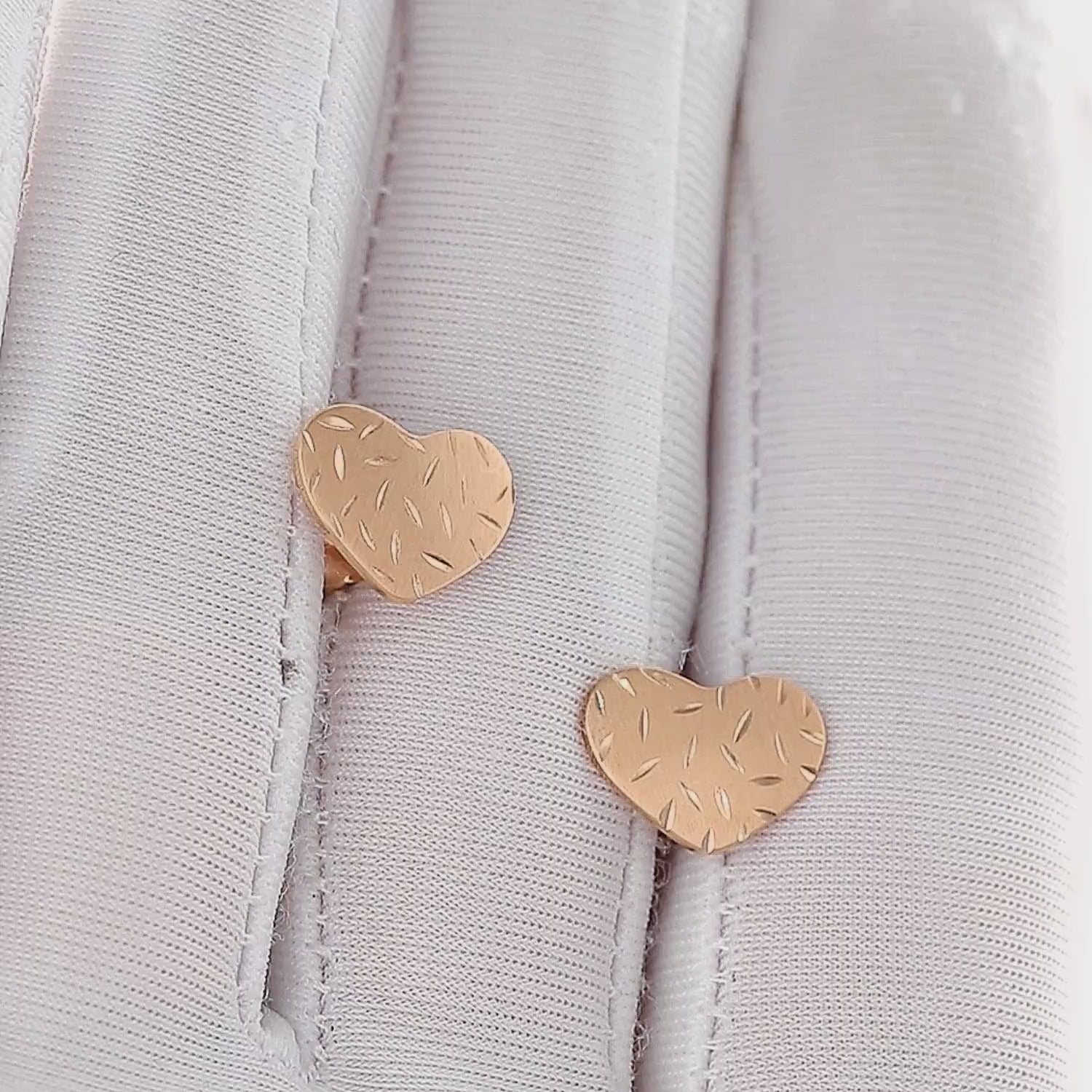 Originalūs auksiniai auskarai internetu – unikalūs dizainai.