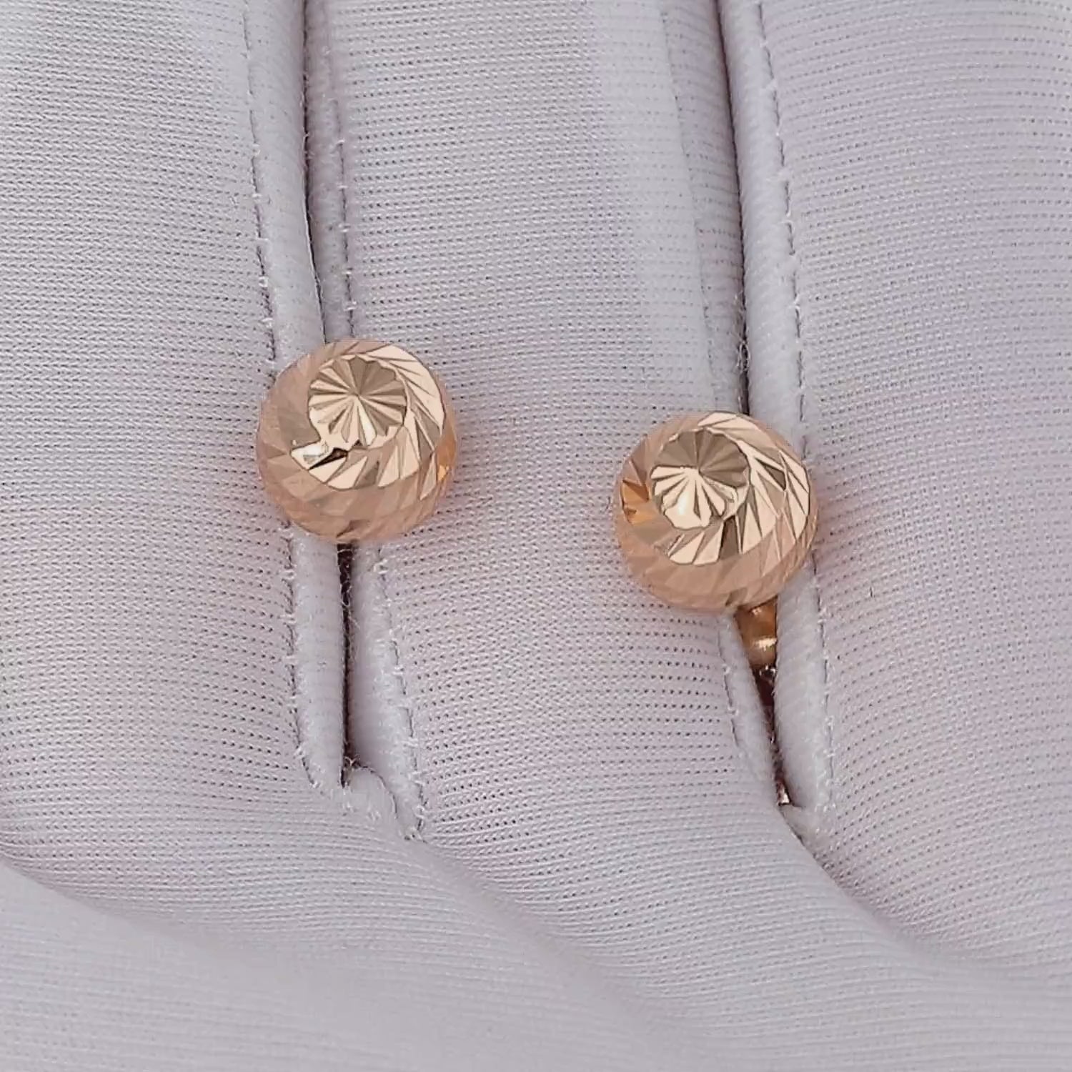 Maži auksiniai auskarai su briliantais kasdieniam žavesiui.