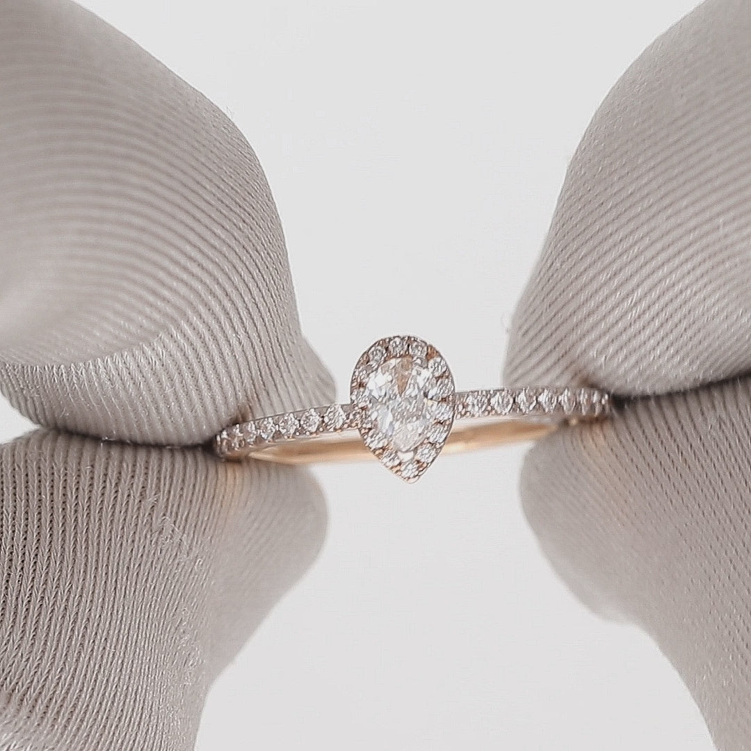 Prabangus auksinis žiedas su briliantais