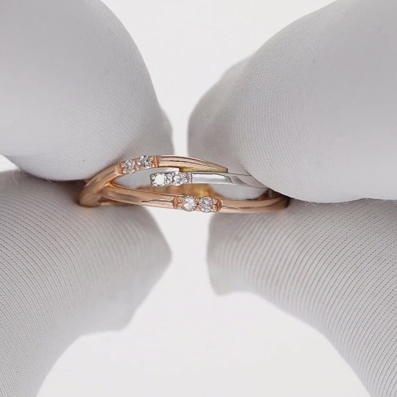 Elegantiškas dviejų atspalvių žiedas su spindinčiais akmenukais