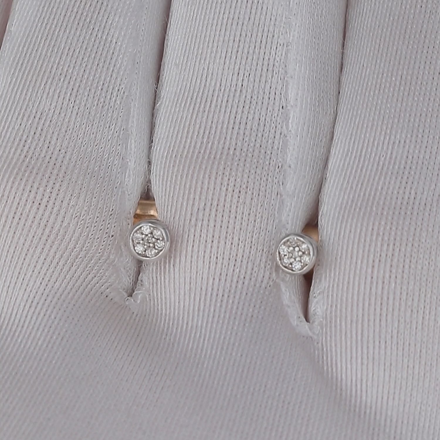 Elegantiški auskarai su smulkiai inkrustuotais deimantais