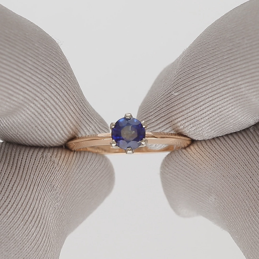 Elegantiškas auksinis žiedas