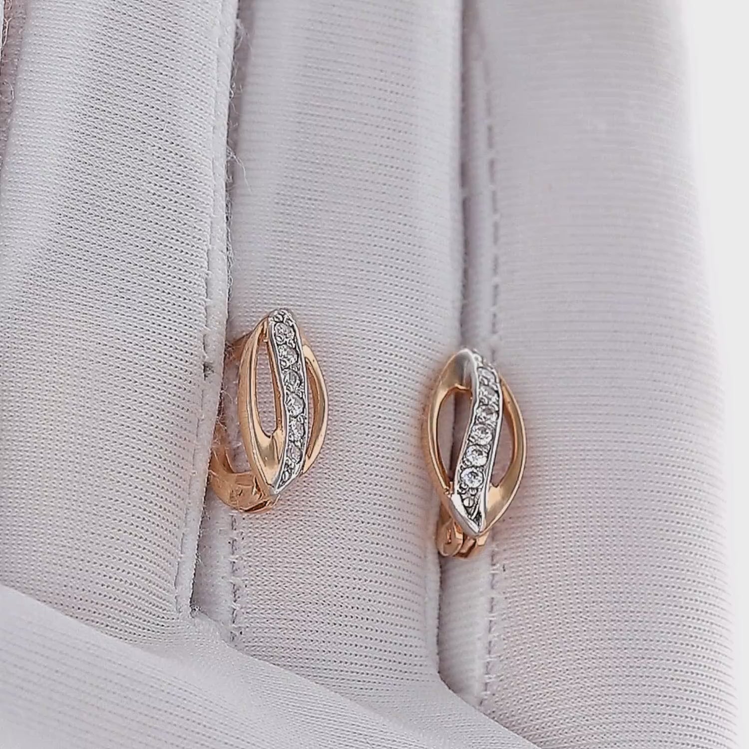 Klasikiniai auksiniai auskarai internetu geromis kainomis.