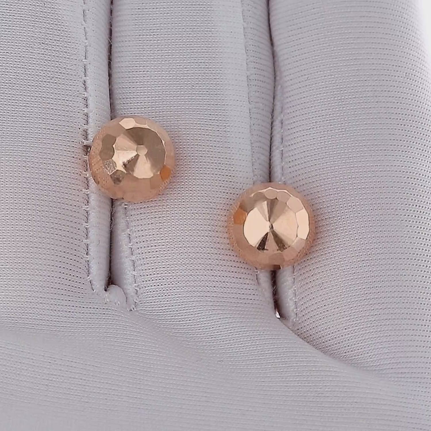 Auksiniai auskarai moterims kukliam įvaizdžiui.