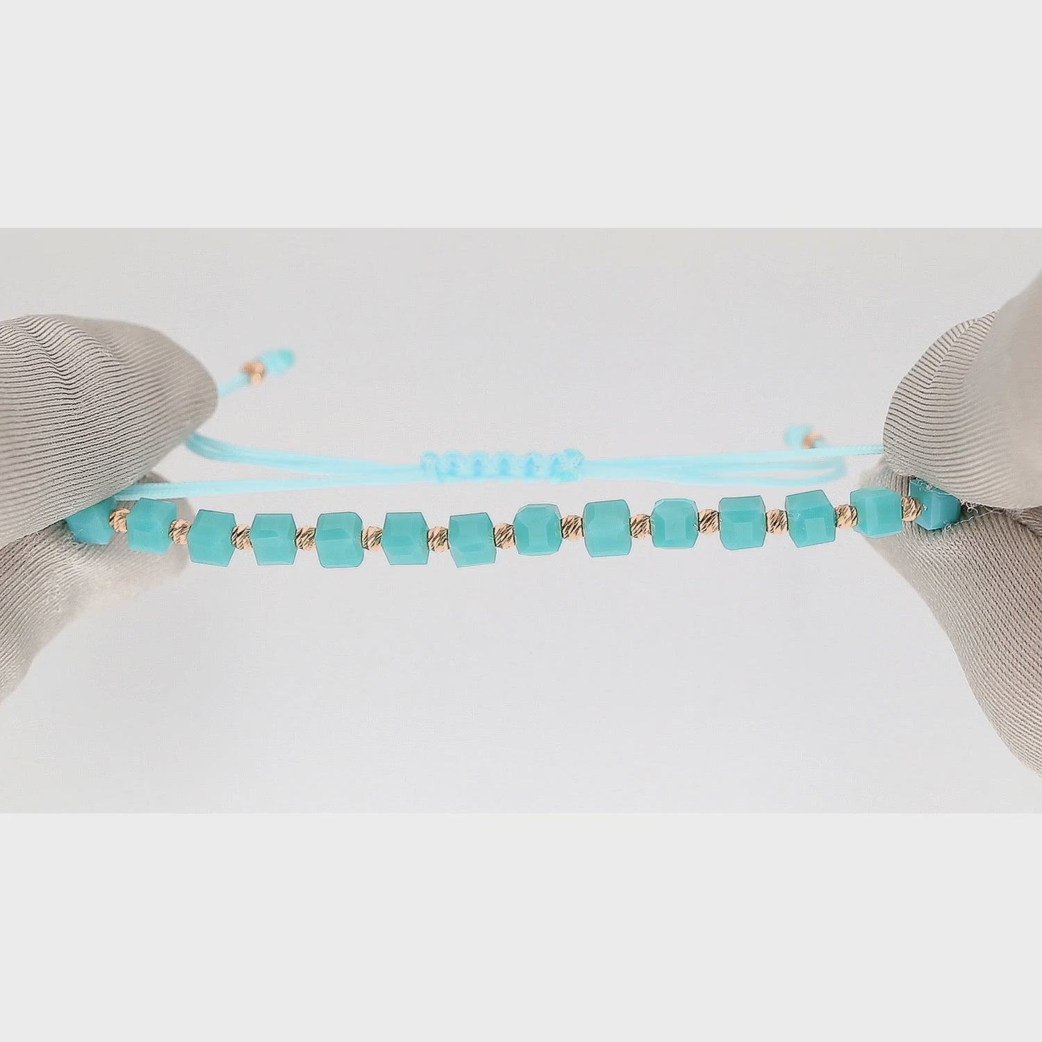 Juodų kubelių apyrankė iš 585 prabos aukso