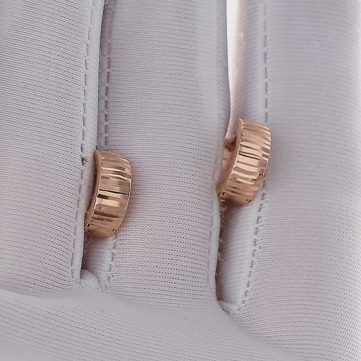 Subtilūs auksiniai auskarai minimalistiniam stiliui.