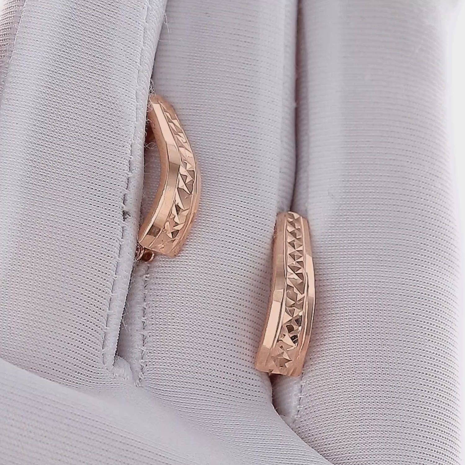 Auksiniai auskarai su briaunomis