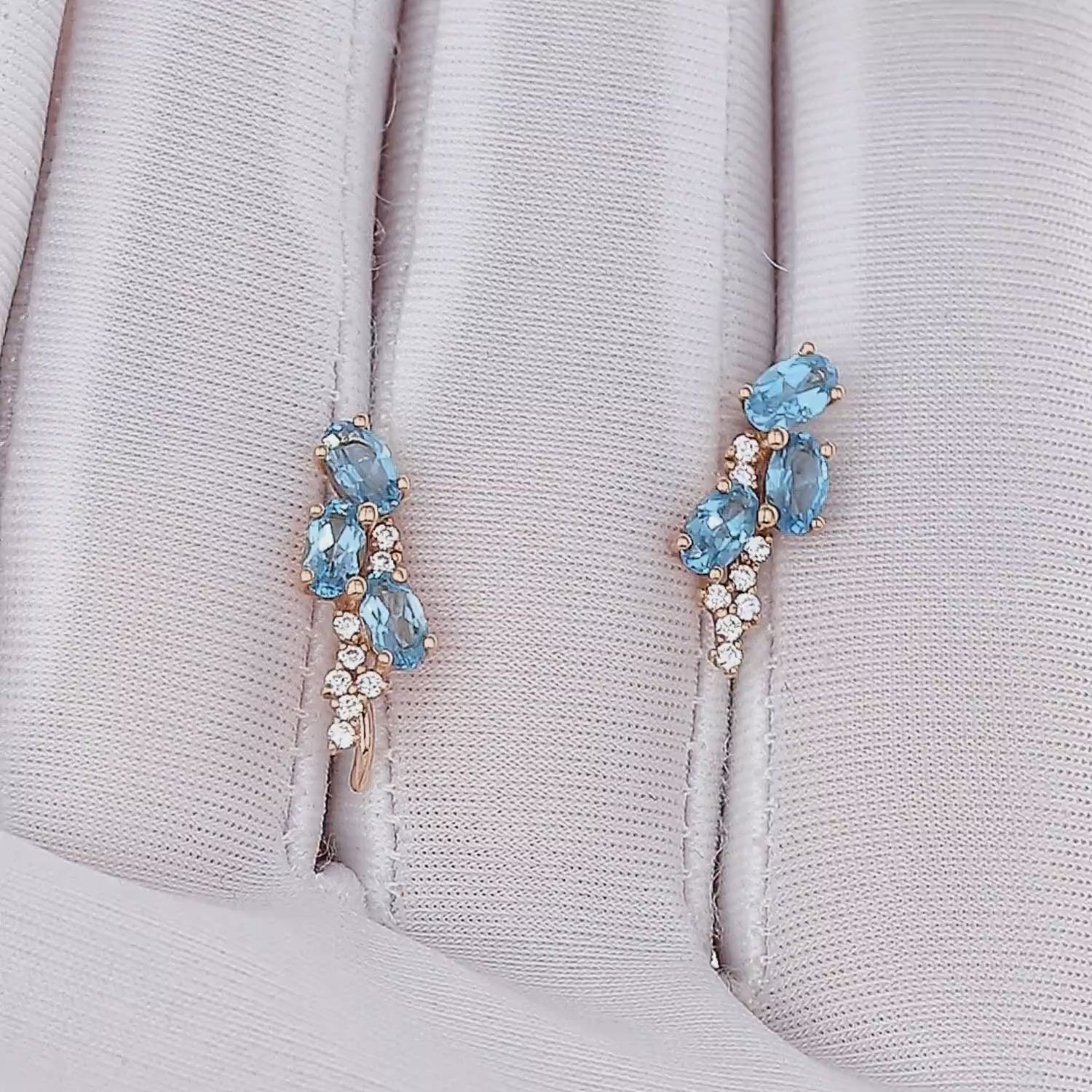 Auksiniai auskarai mėlynoms akutėmis