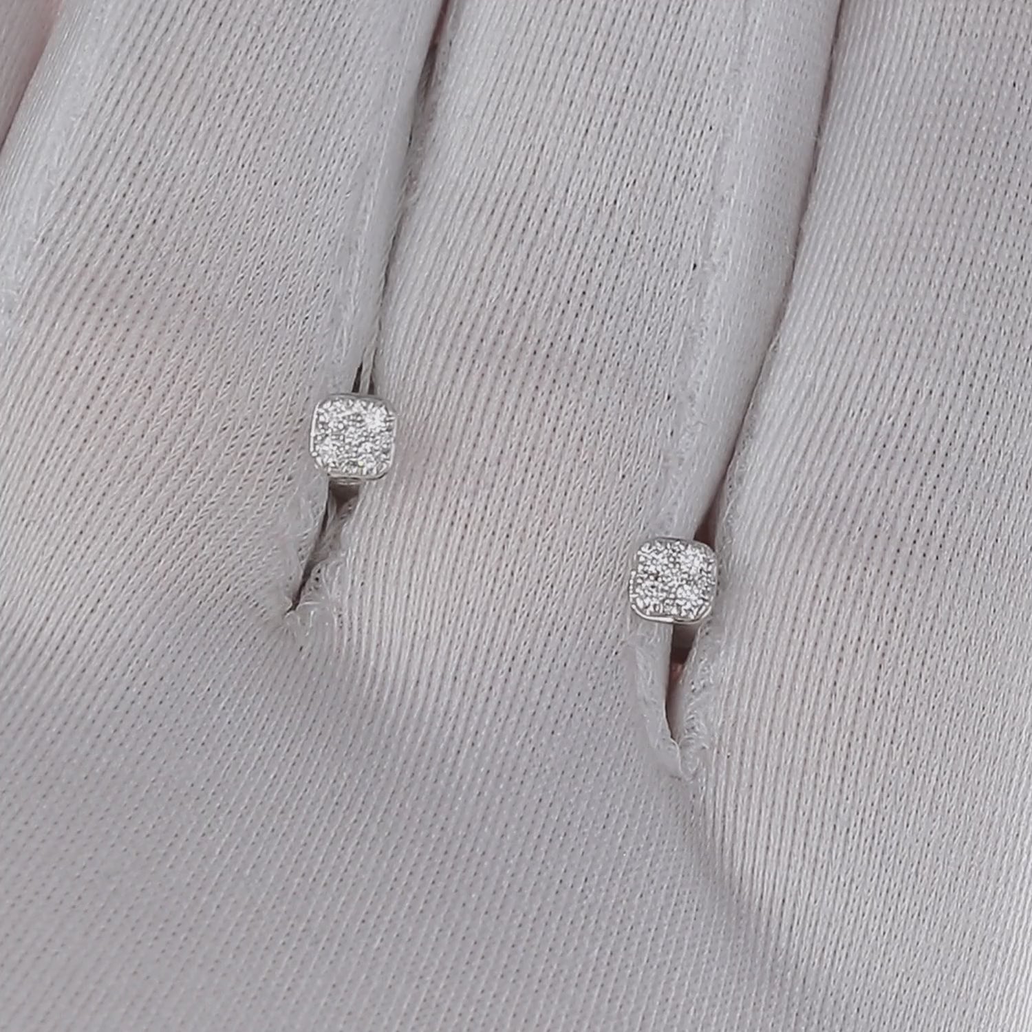 Elegantiški auskarai su deimantiniais akcentais