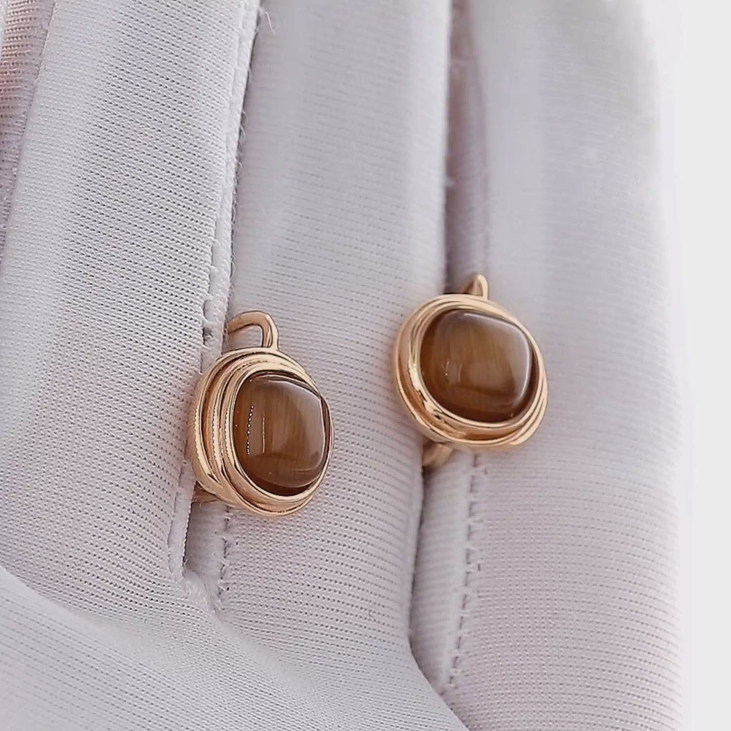 Rožinio aukso auskarai su tigro akimi