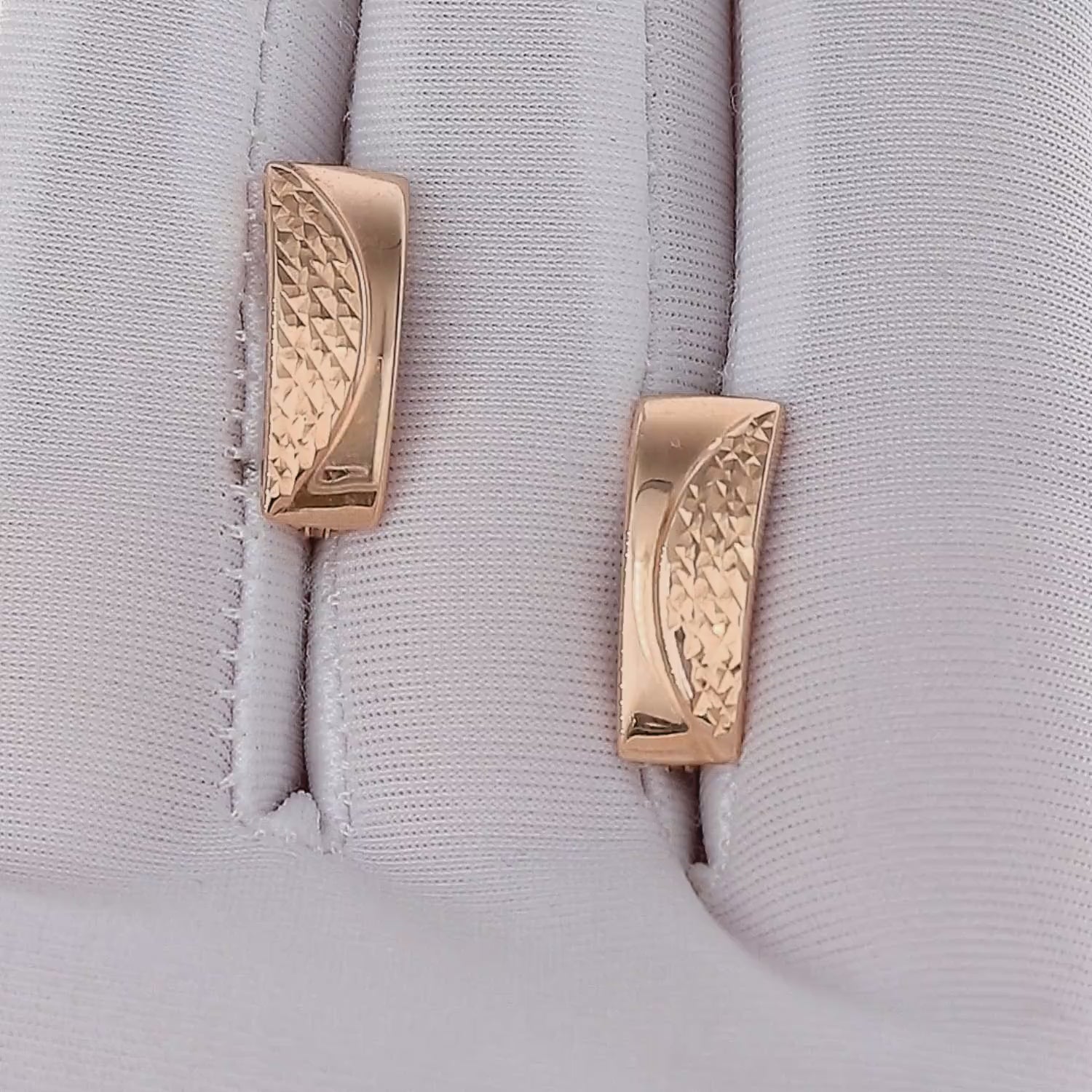 Auksiniai auskarai  su deimantiniu graviravimu