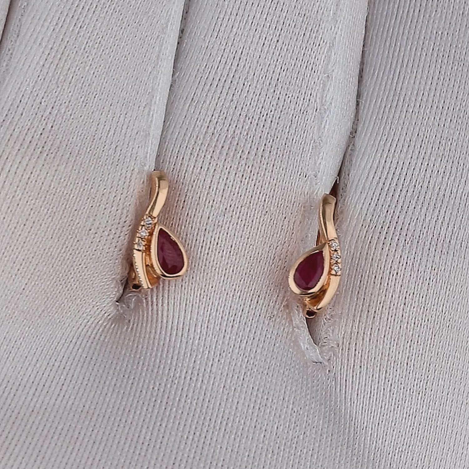 Elegantiški auskarai su rubinu ir deimantais