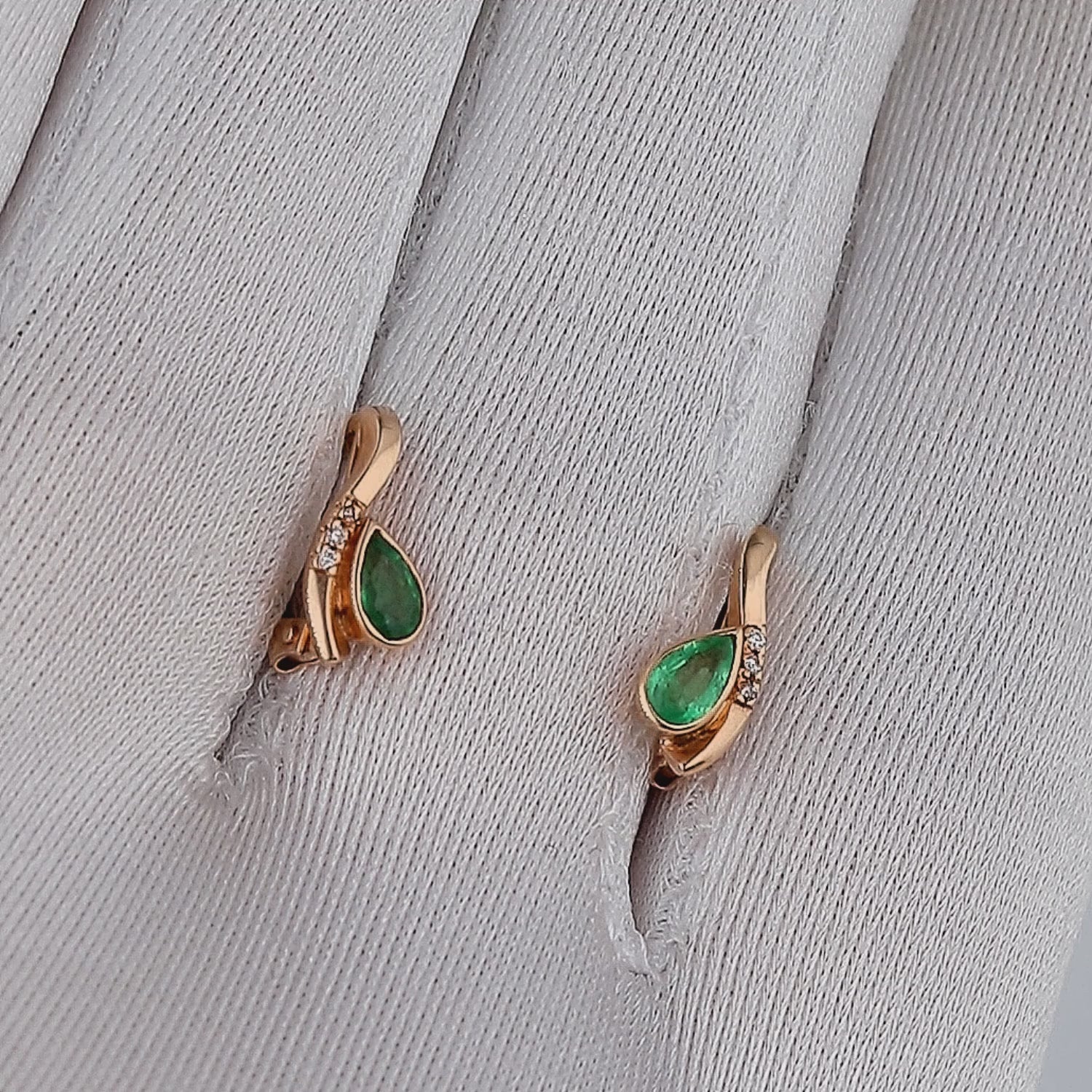 Auksiniai auskarai su smaragdu ir deimantais