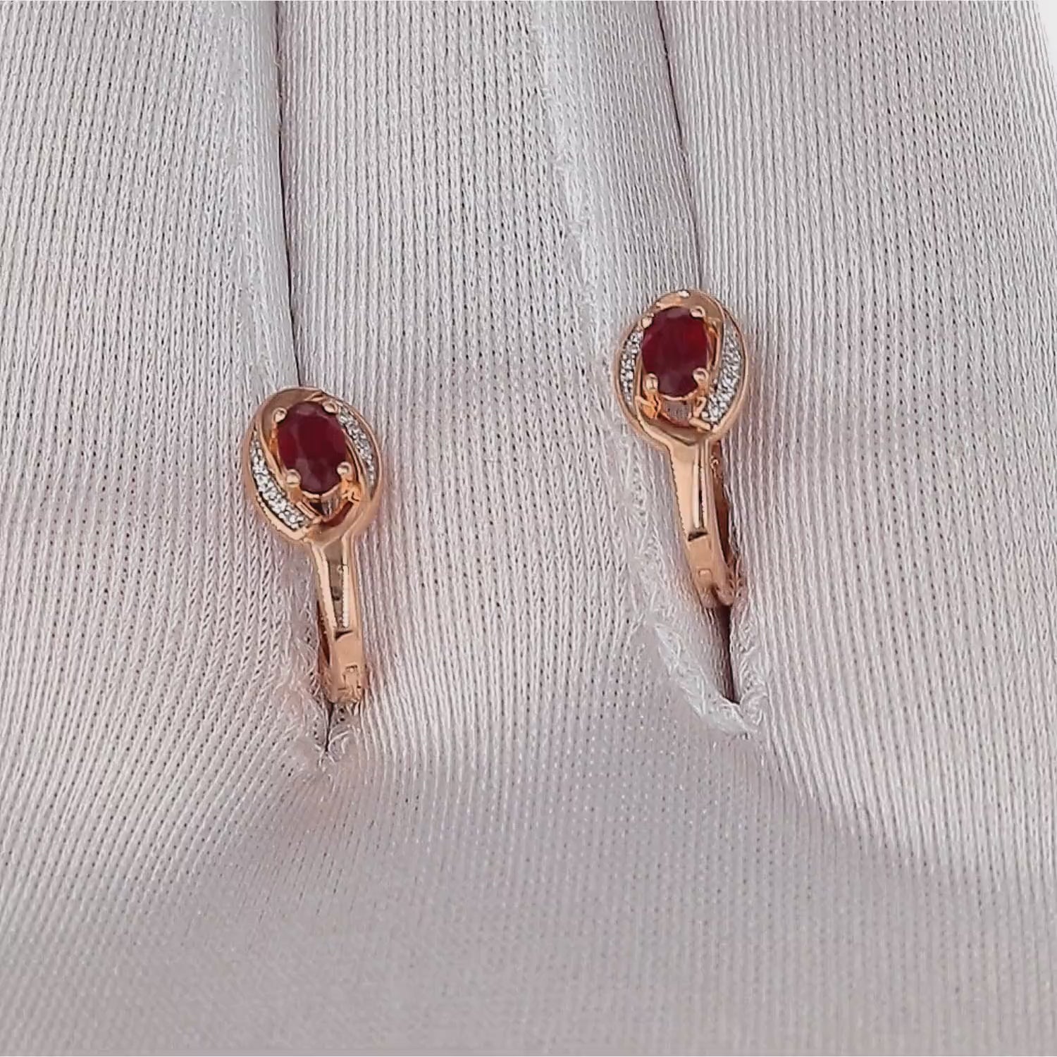 Rožinio aukso auskarai su rubinu – užsegimo mechanizmas