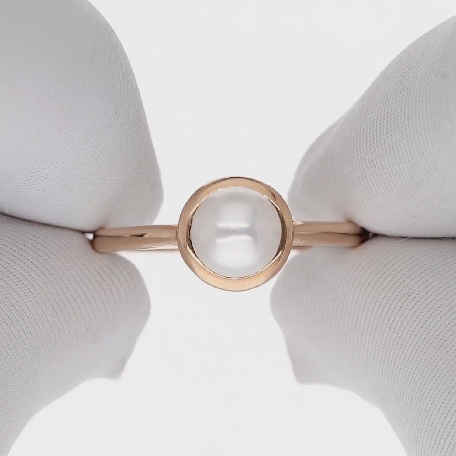 Minimalistinis auksinis žiedas su perlu