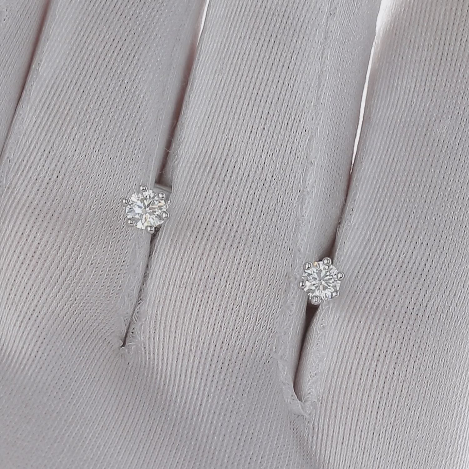 Elegantiški auskarai su deimantu realiame vaizde