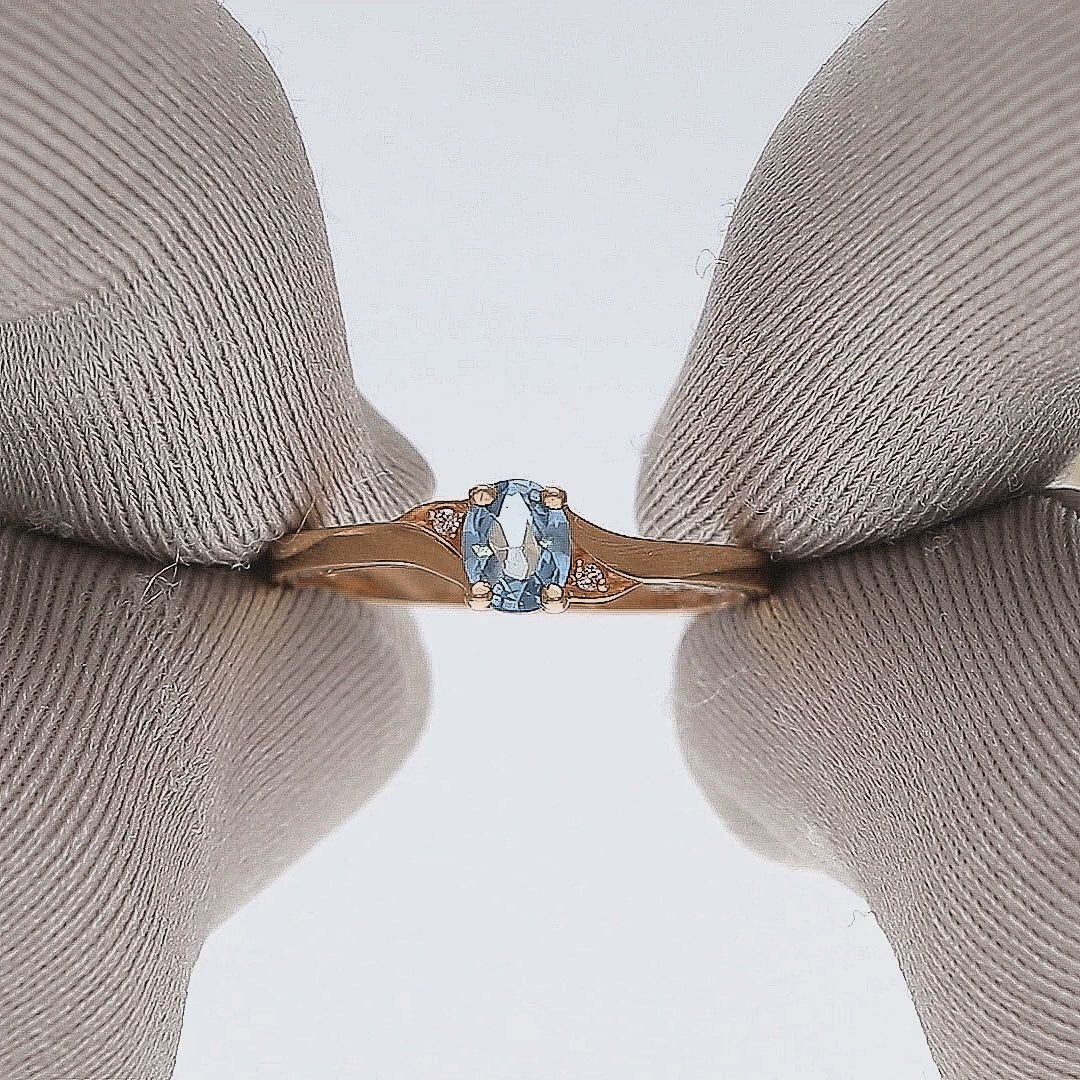 Subtilus auksinis žiedas su akmeniu