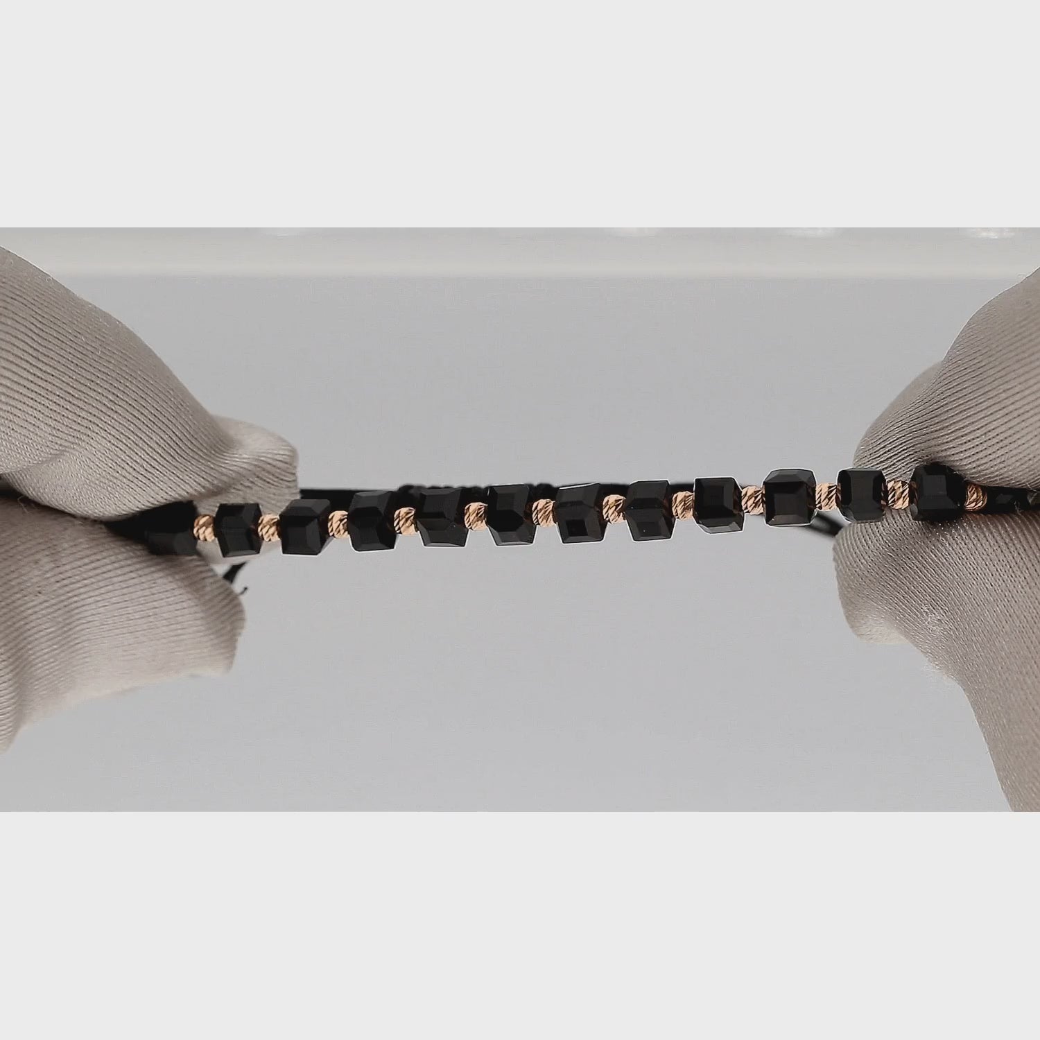 85 prabos auksinė apyrankė su juodais kubeliais