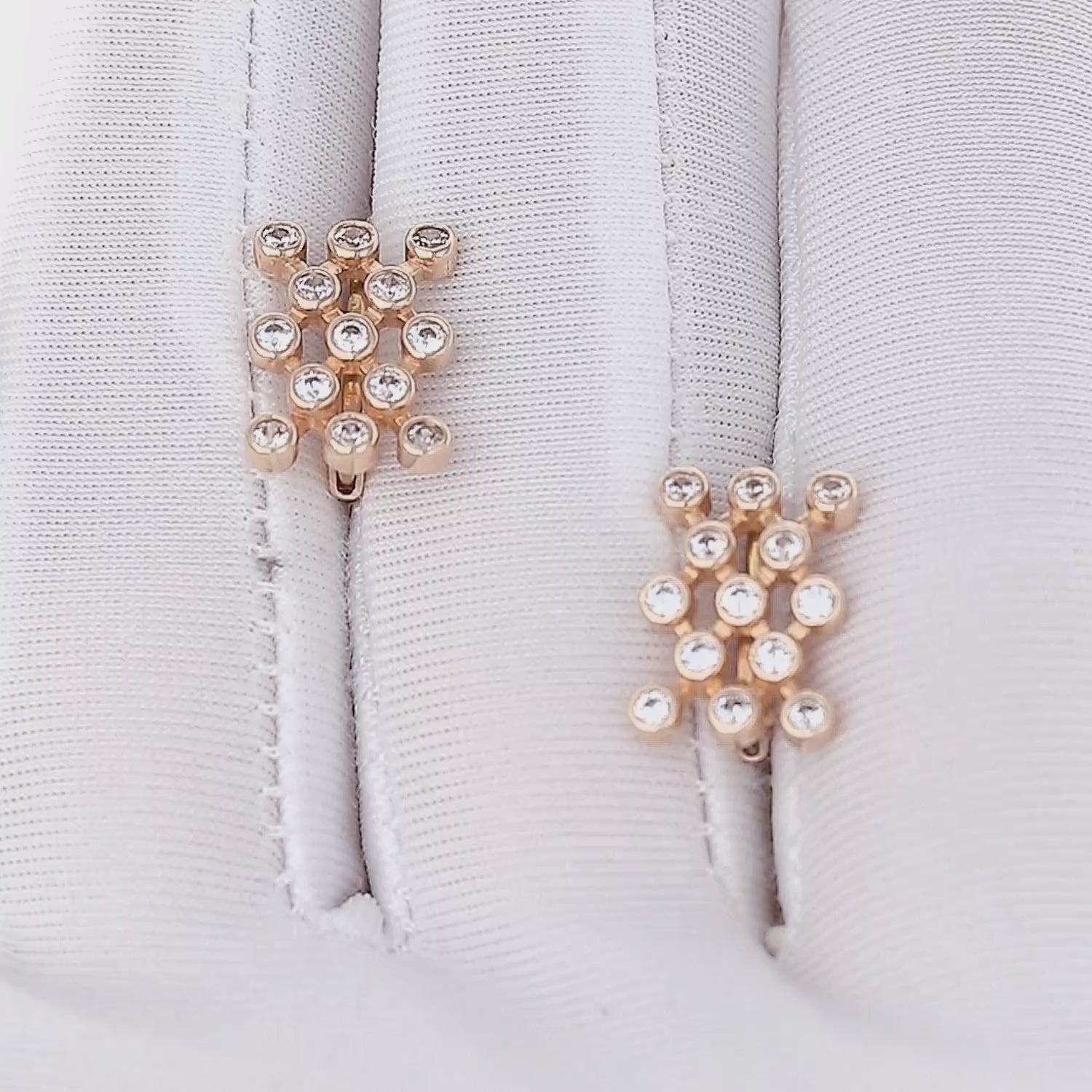 Nedideli auksiniai auskarai neužgožiantys įvaizdžio.