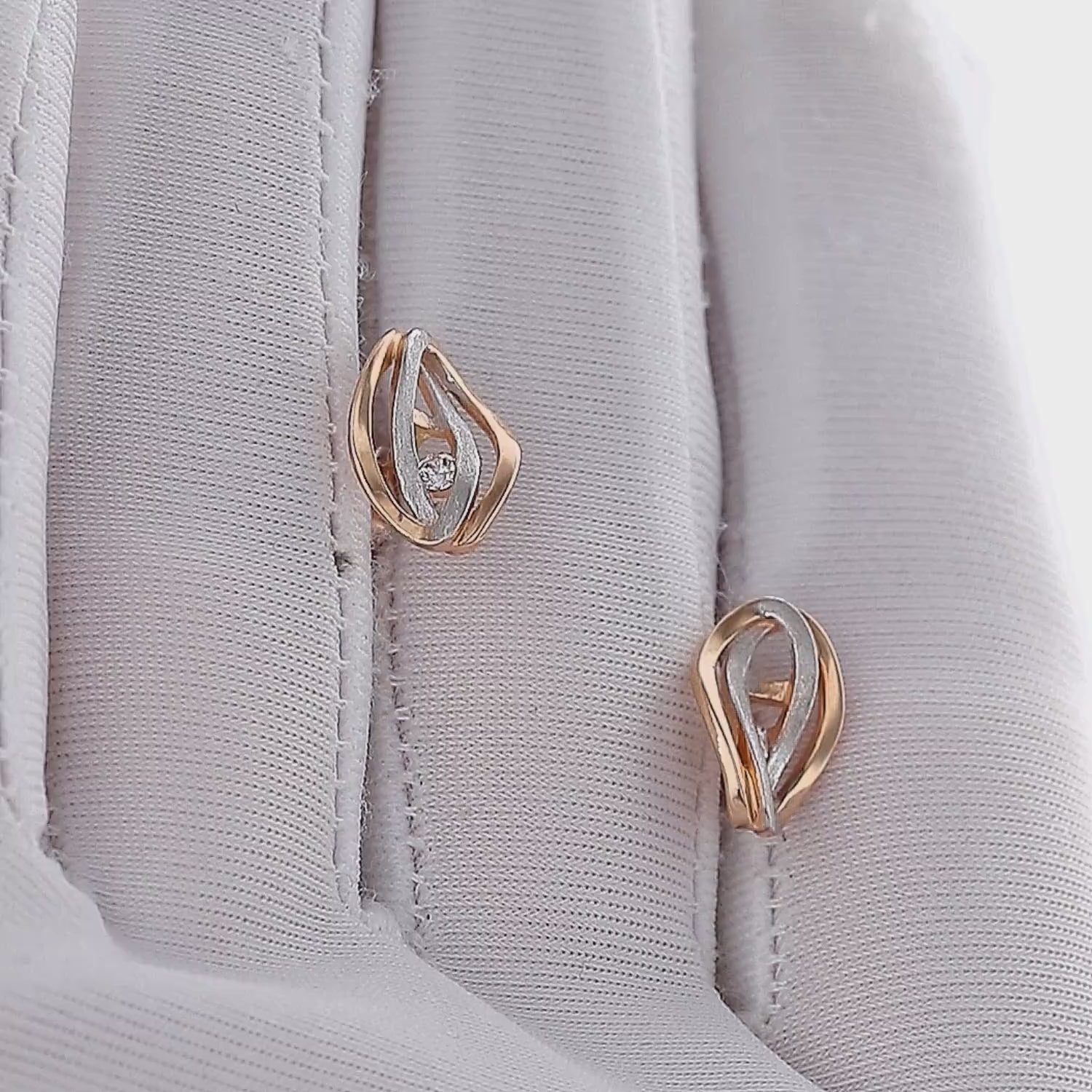 Auksiniai lankeliai auskarai su graviruotu raštu.