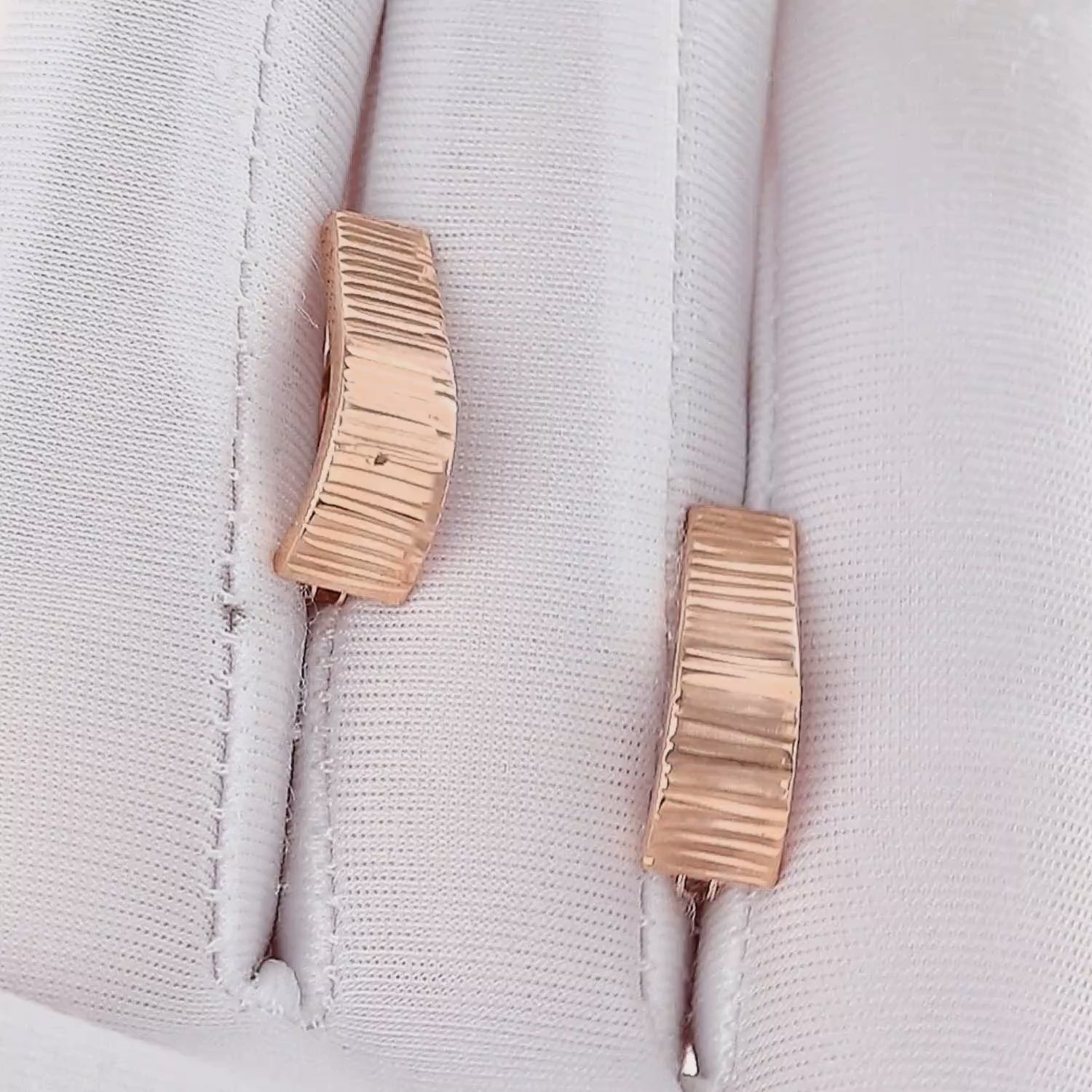 Auksiniai auskarai internetu patikimoje juvelyrikos parduotuvėje.