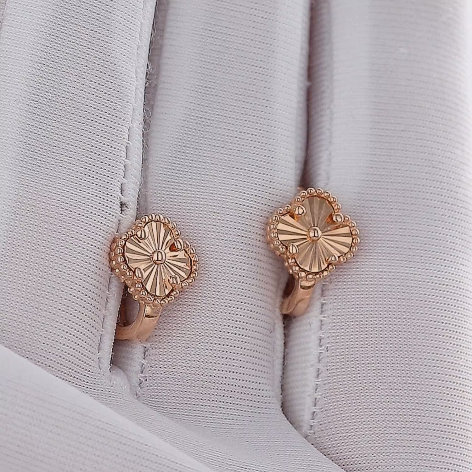 Auksiniai auskarai dobiliukai