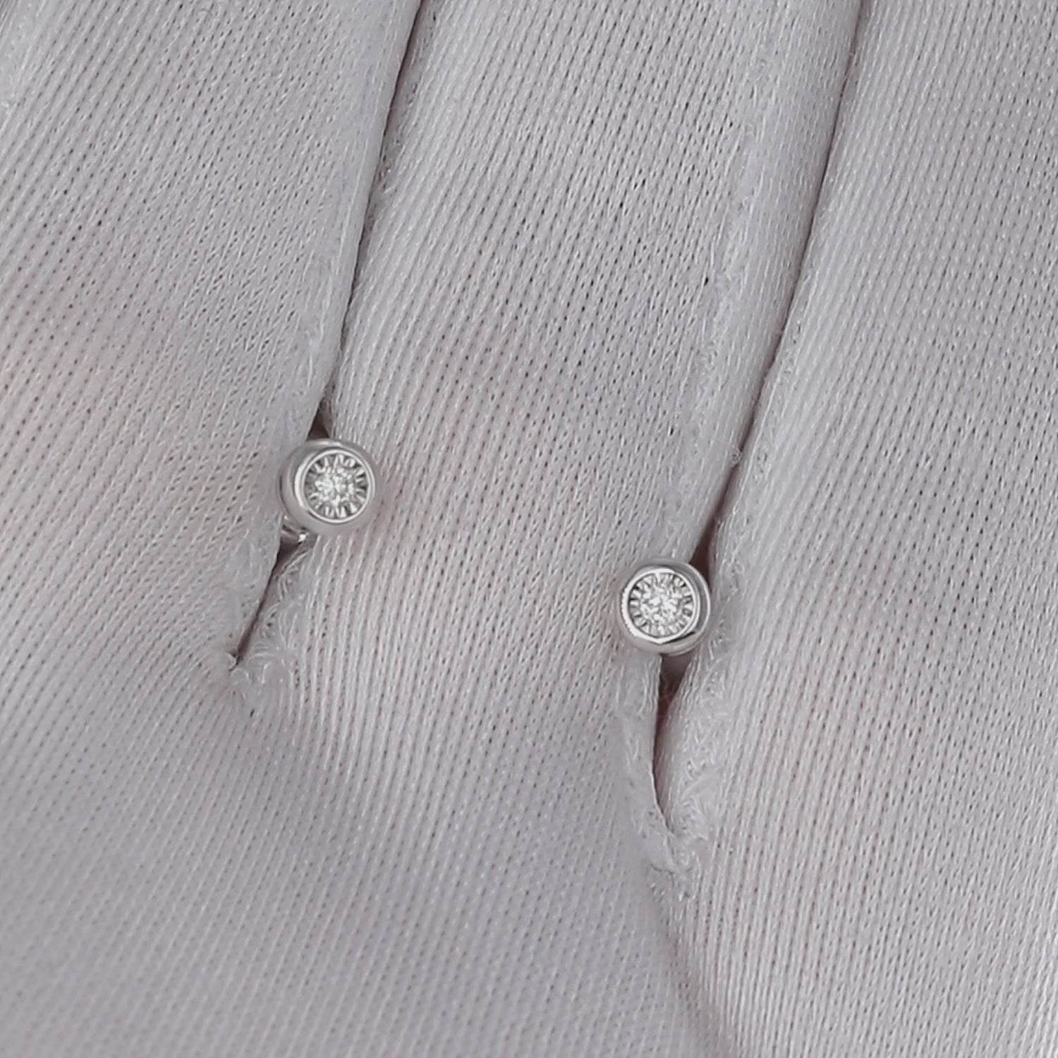 Auksiniai auskarai su apvaliu deimantu