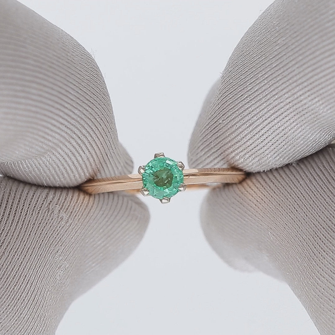 Prabangus žiedas su žaliu smaragdu