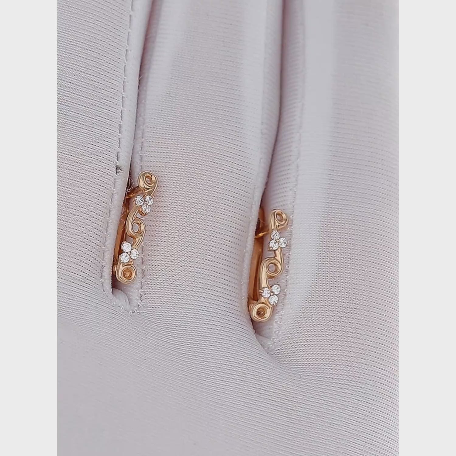 Blizgūs auskarai su žvilgančiais cirkonio akmenukais