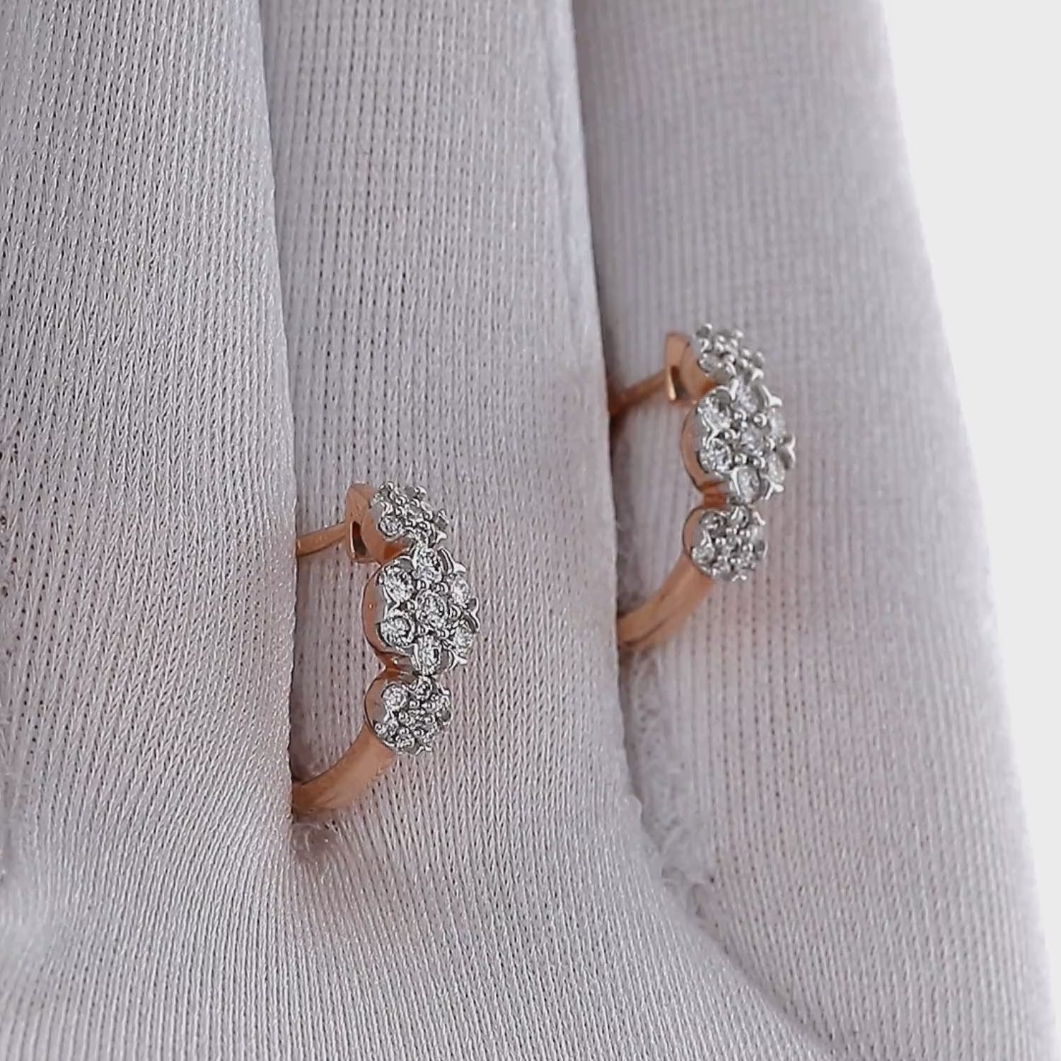 Klasikinio dizaino auskarai su briliantais