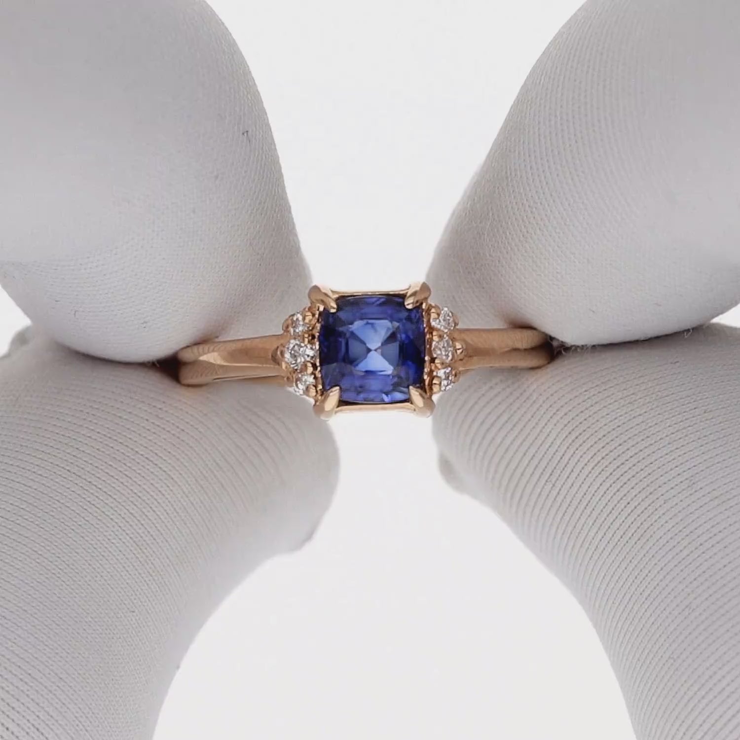 Elegantiškas žiedas su kvadratiniu safyru