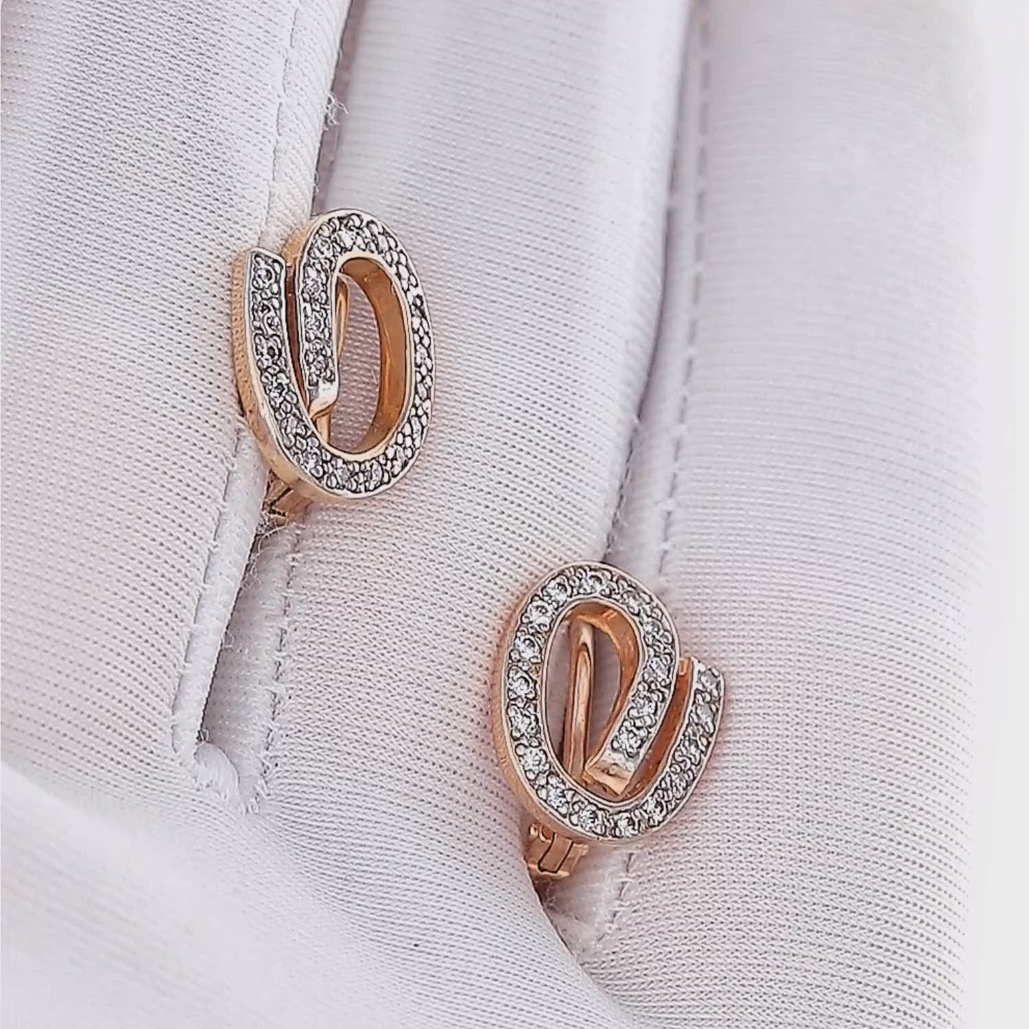 Auksiniai auskarai internetu – platus pasirinkimas.