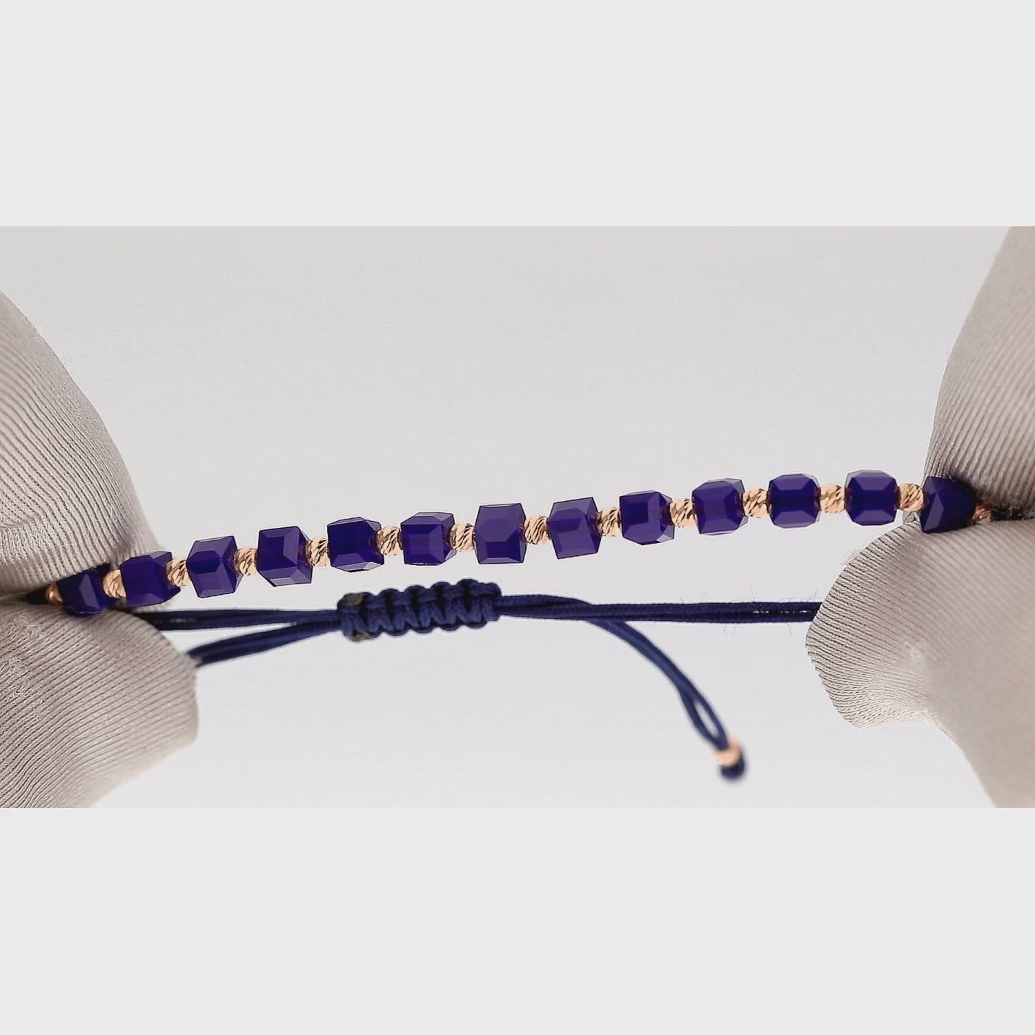 oderni auksinė apyrankė su melynais kubeliais