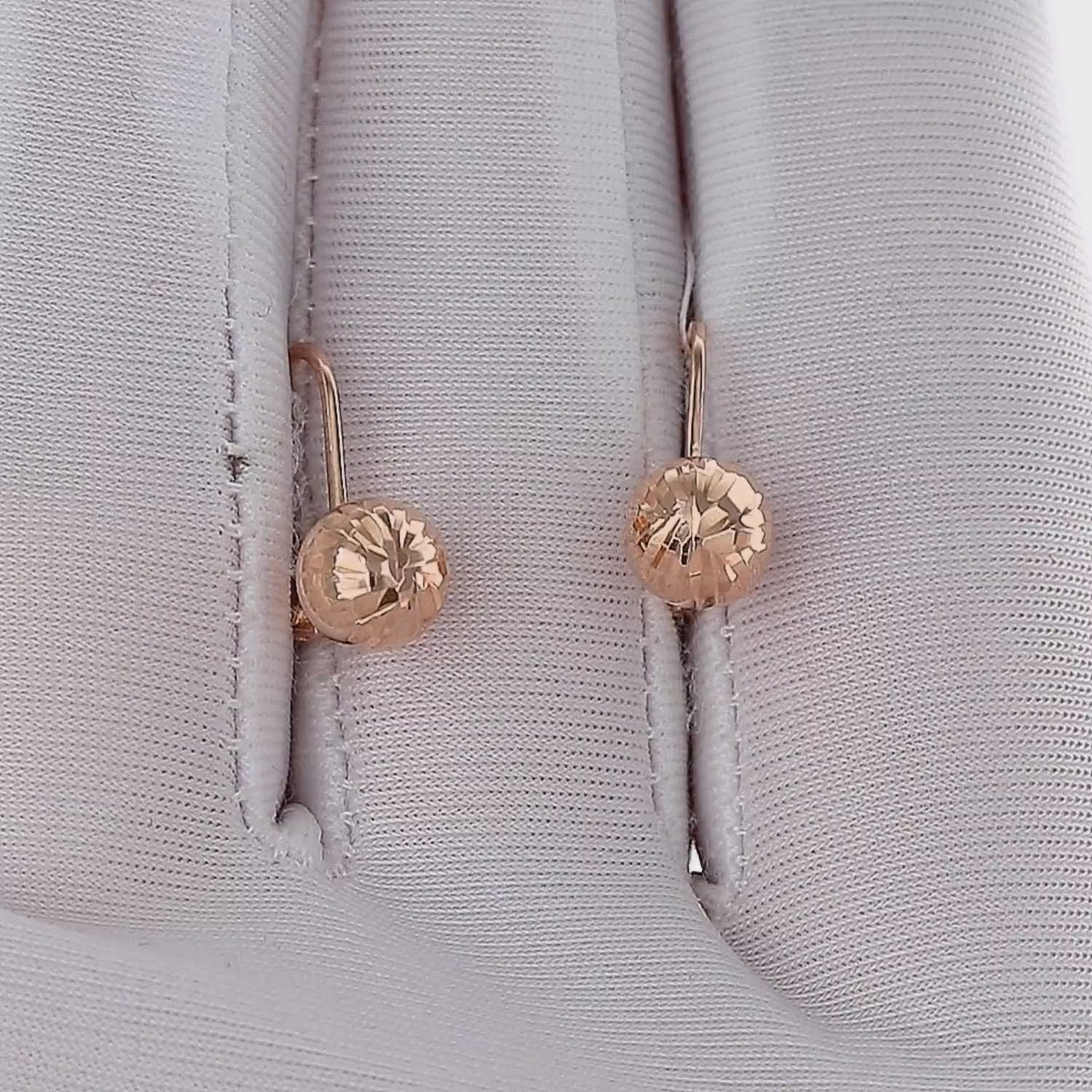 Auksiniai auskarai internetu – naujausia kolekcija.