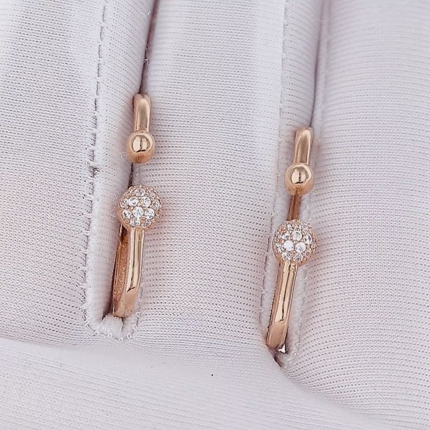 Madingi auksiniai auskarai internetu kiekvienai progai.