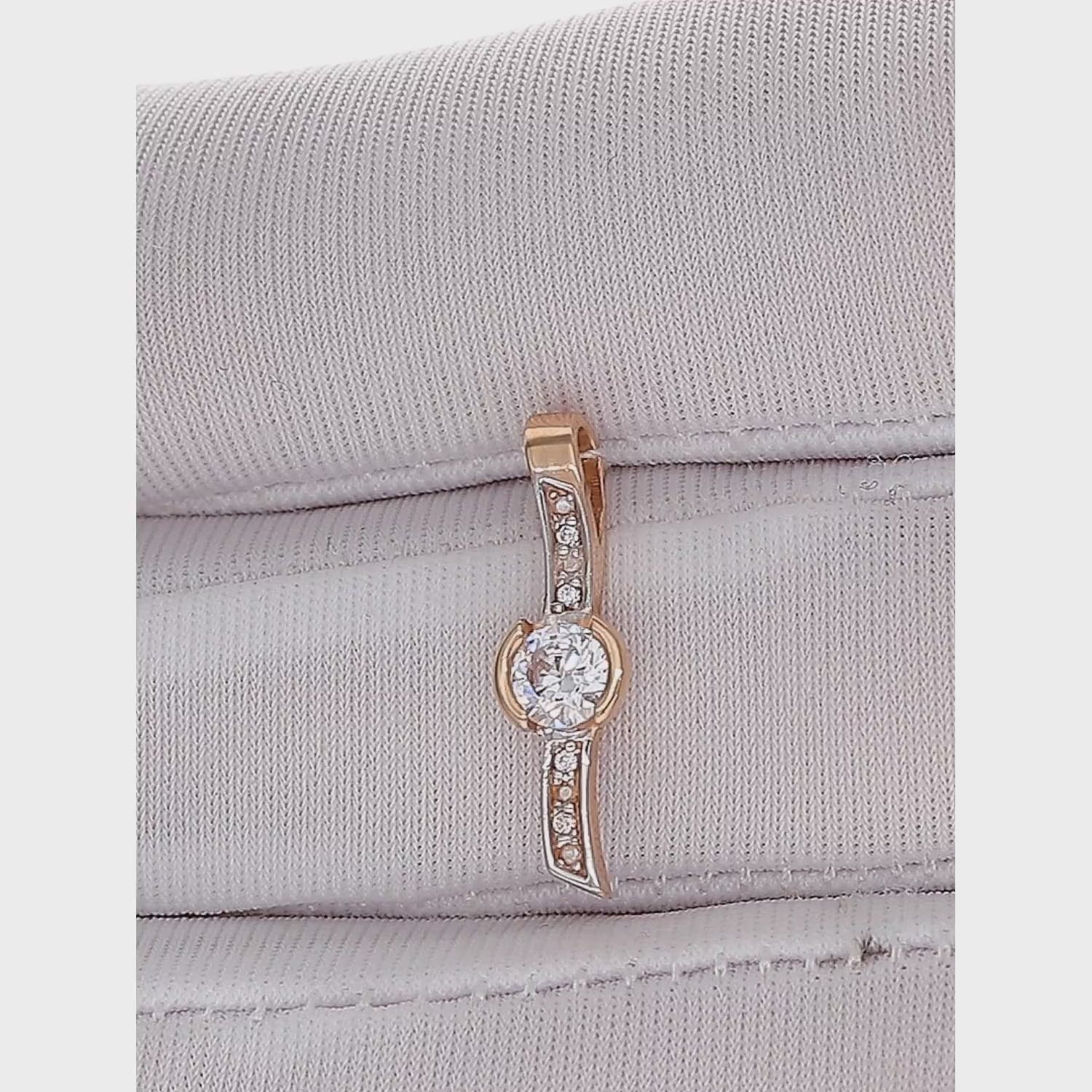 Auksinis pakabukas su ažūriniu ir lenktu siluetu