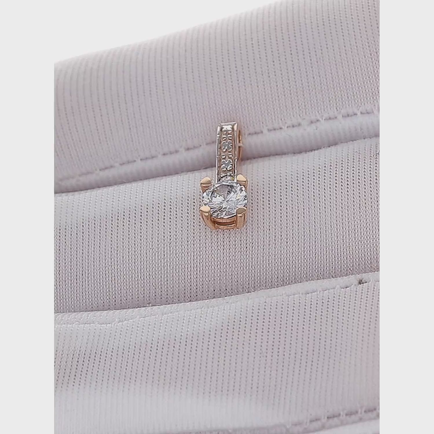 Ažūrinio dizaino auksinis pakabukas su cirkonio akcentu