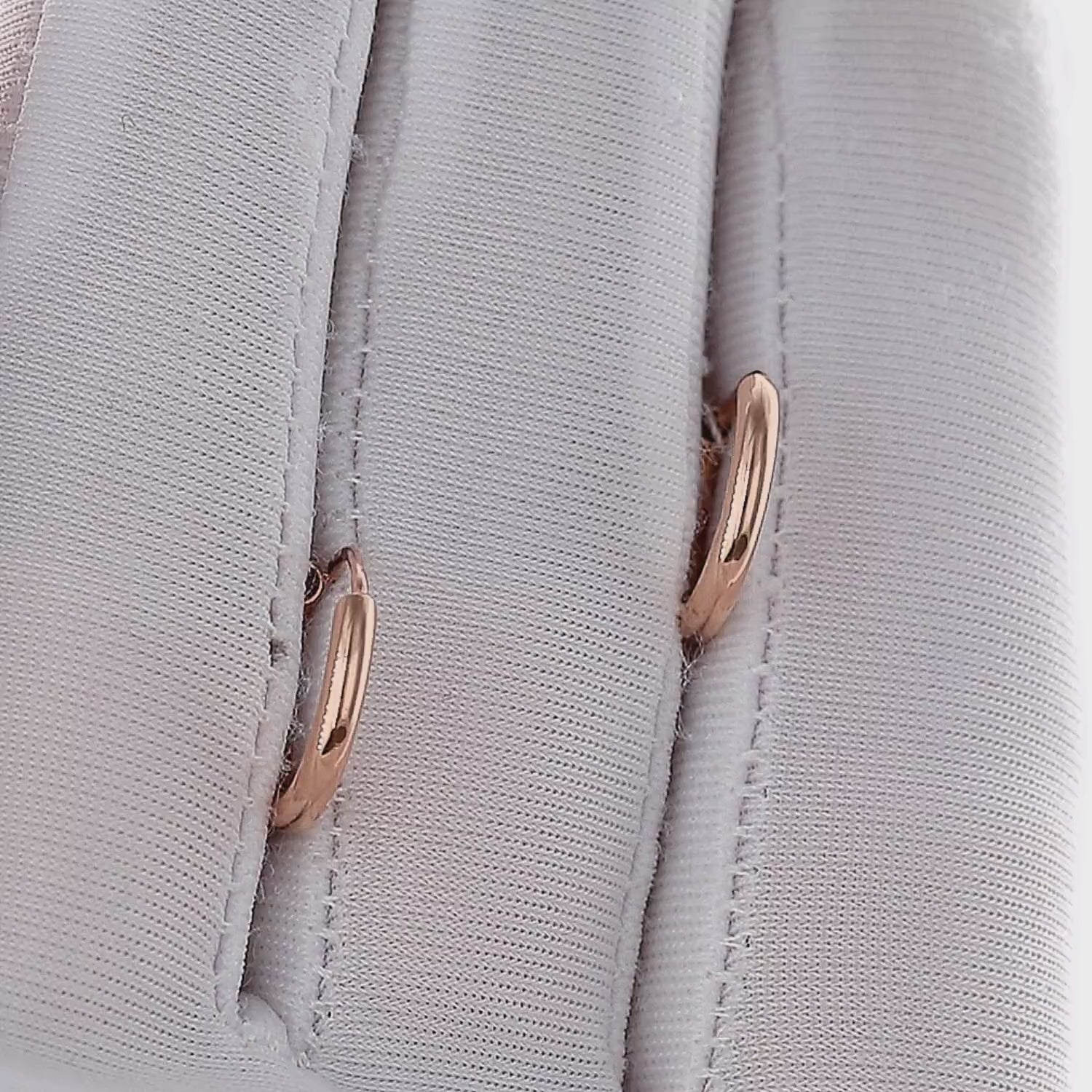 Klasikinio dizaino maži auksiniai auskarai moterims.