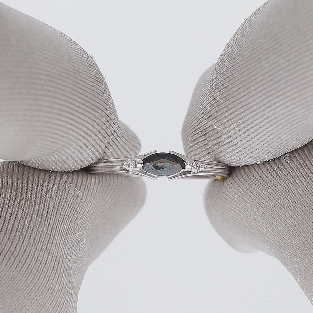 Auksinis žiedas 16 dydis su safyru