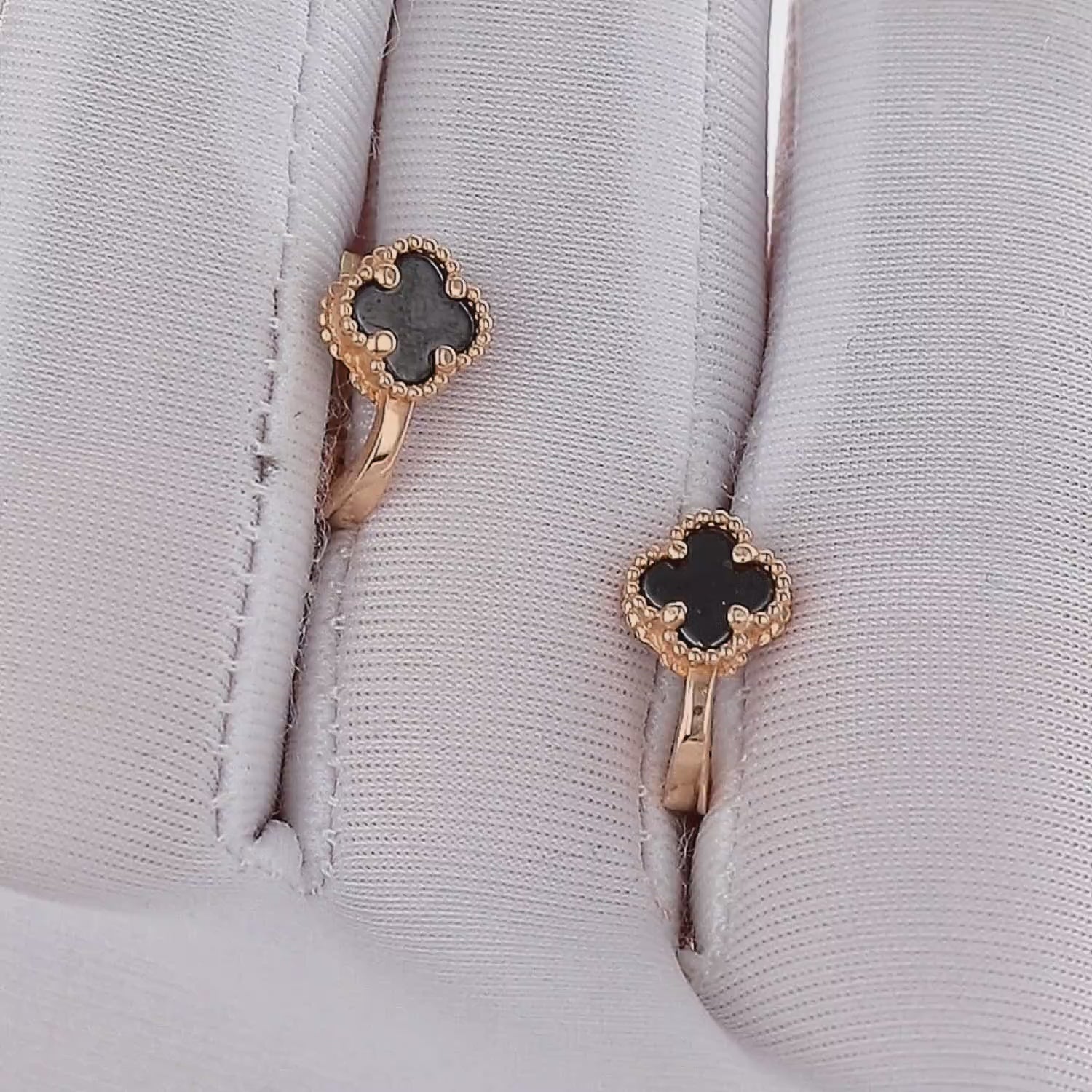 Juodi keturlapiai auskarai su perlamutru