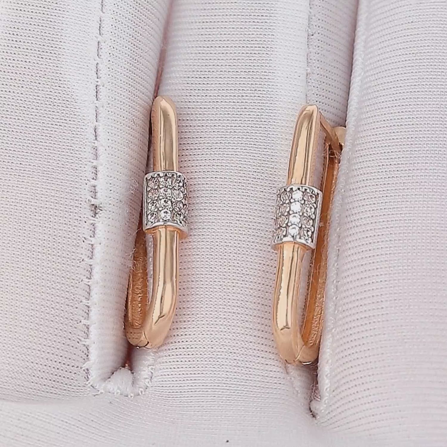 Auksiniai modernūs auskarai