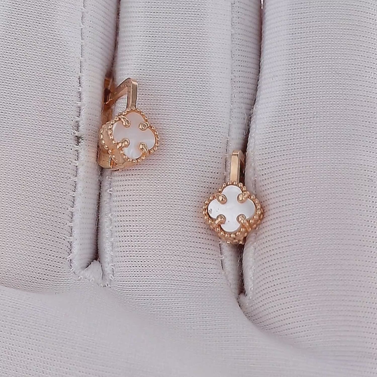 Keturlapės formos auskarai su dekoratyviniu krašteliu