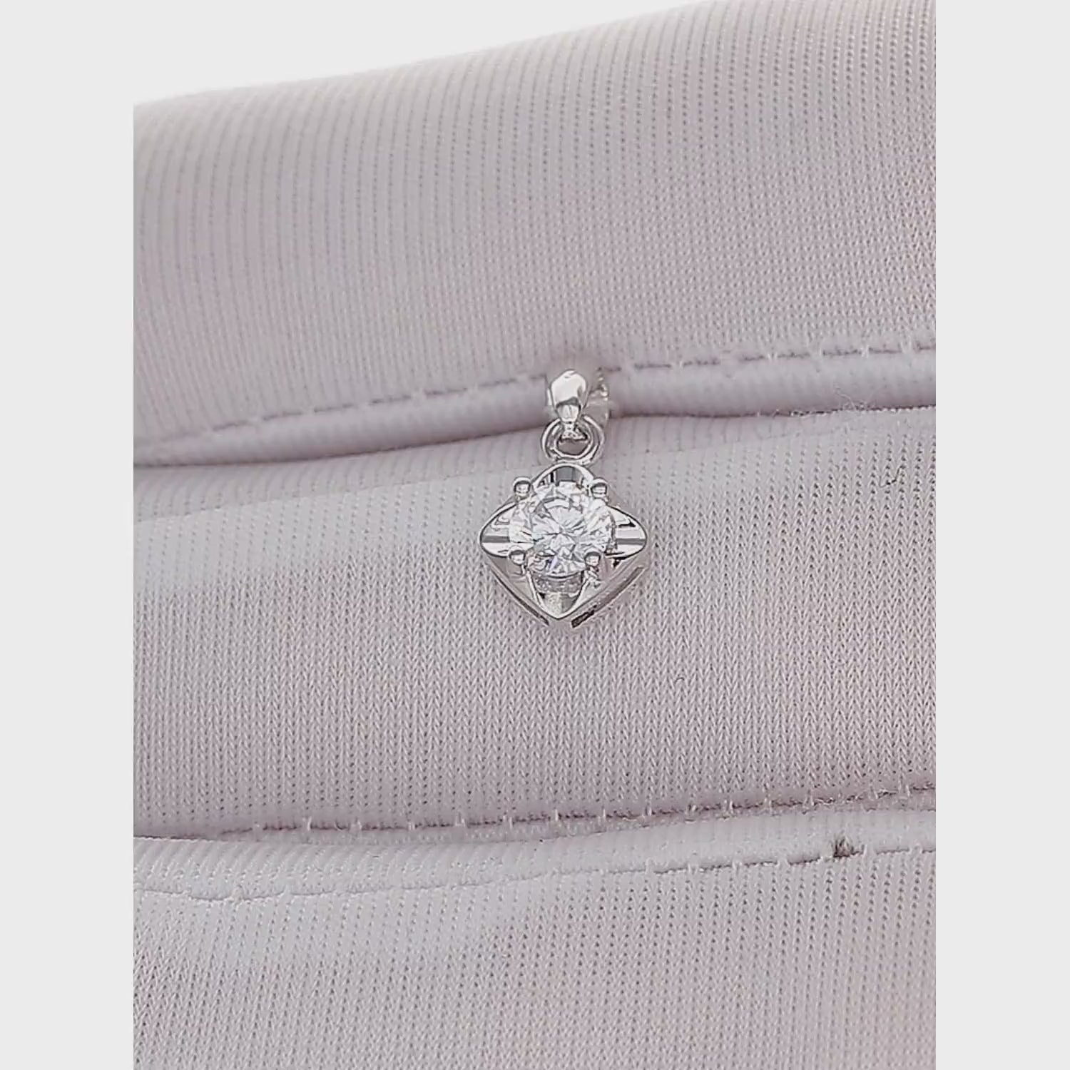 Auksinis moteriškas pakabukas su centriniu cirkoniu