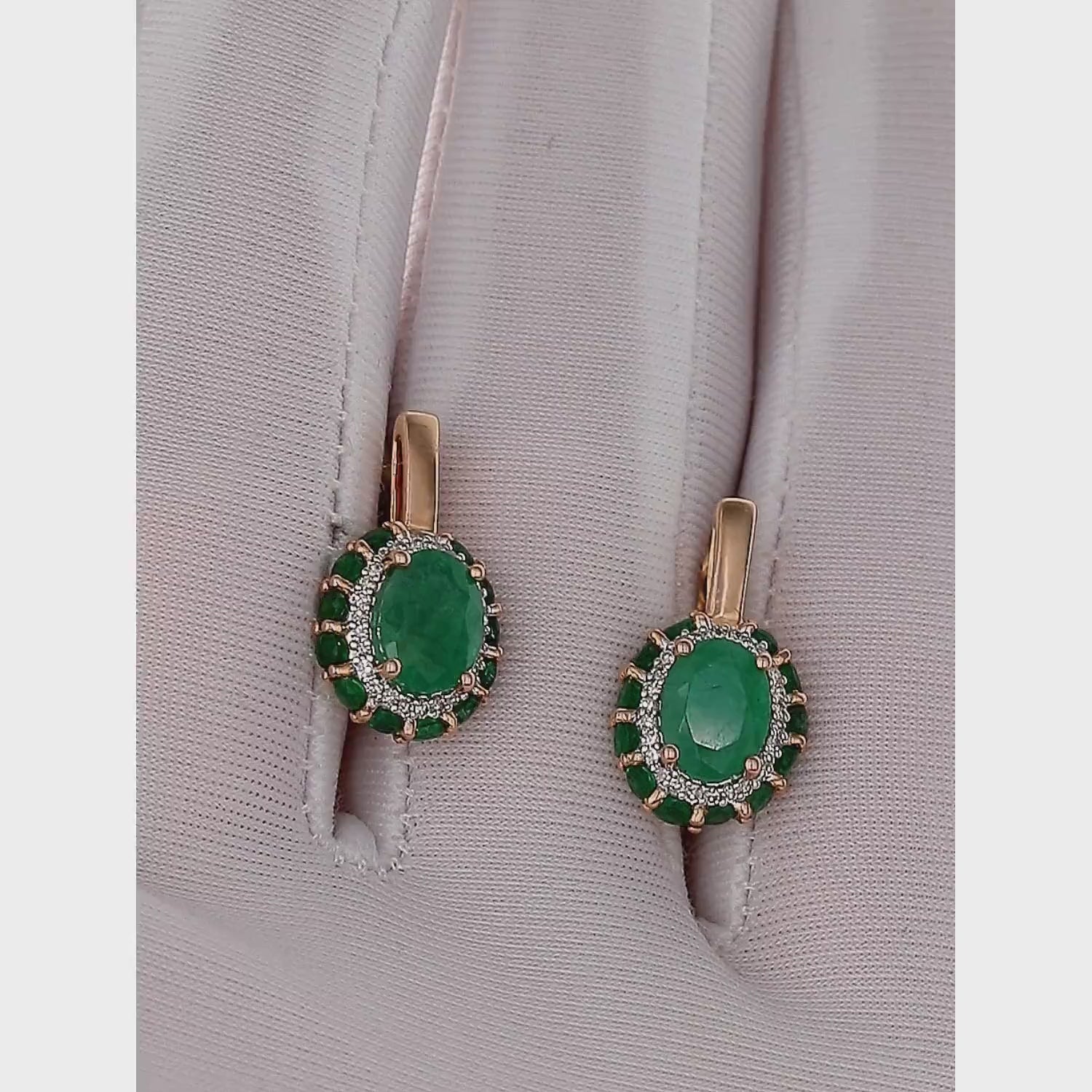 Auksiniai auskarai poroje – žalias akmuo