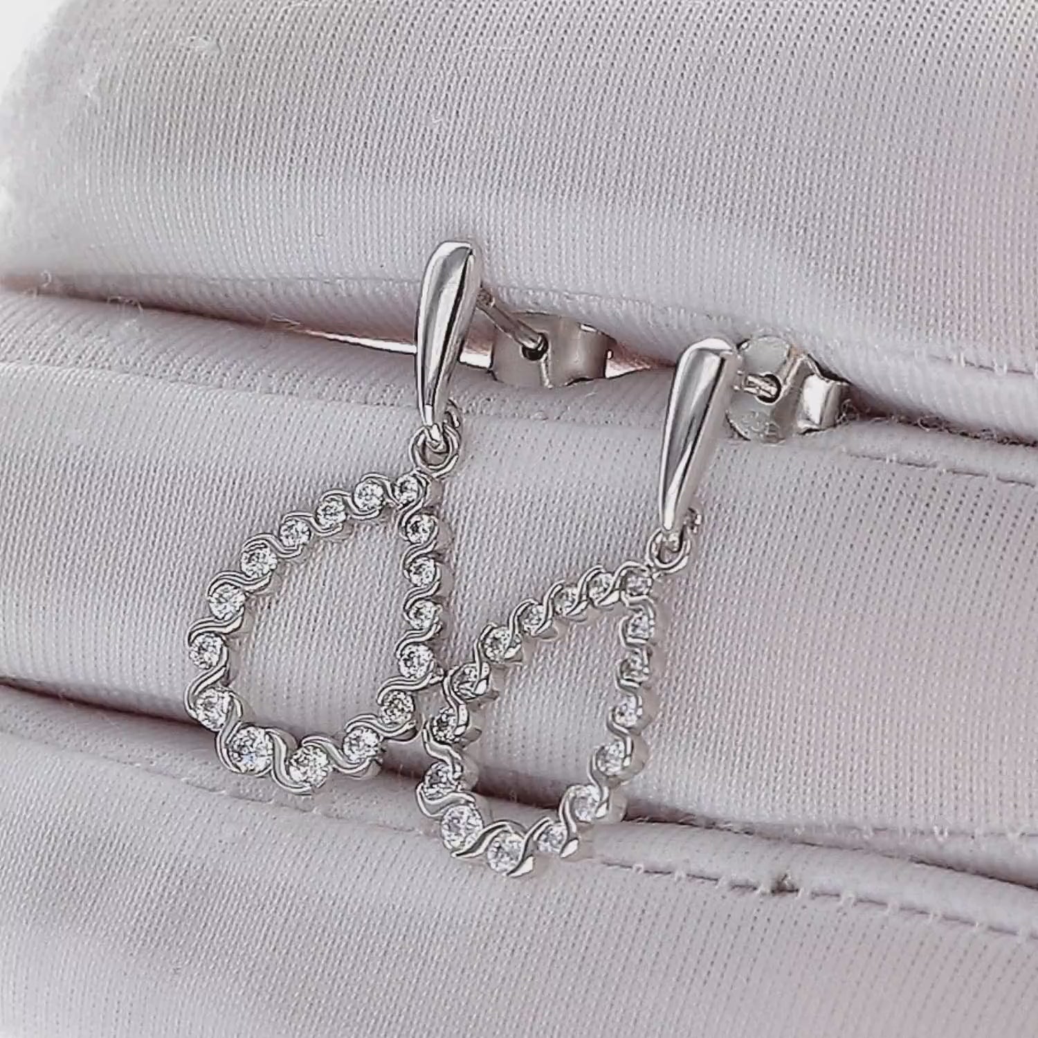 Auskarai su baltais akmenukais