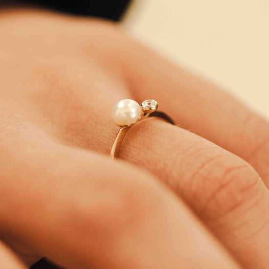 Klasikinis žiedas su perlu realiame vaizd