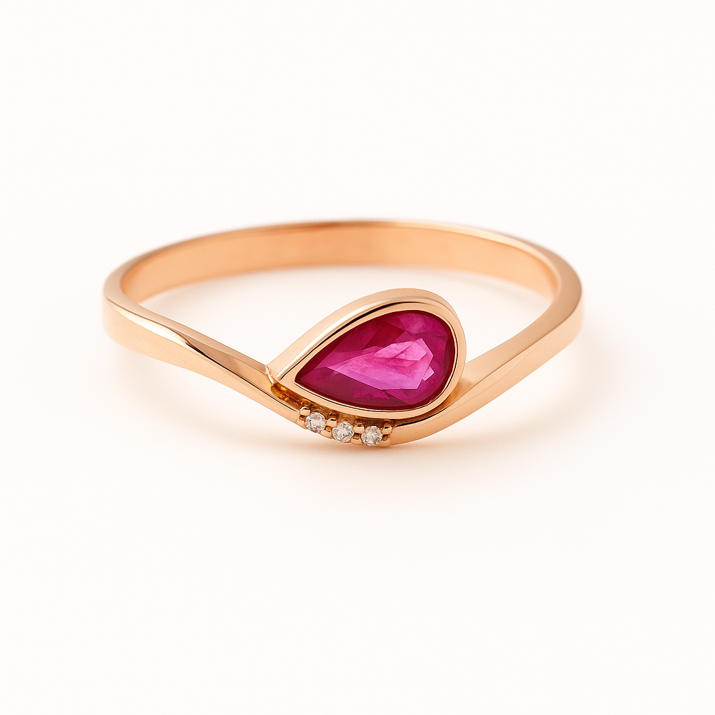 Raudonojo aukso žiedas su kriaušės formos rubinu ir deimantais