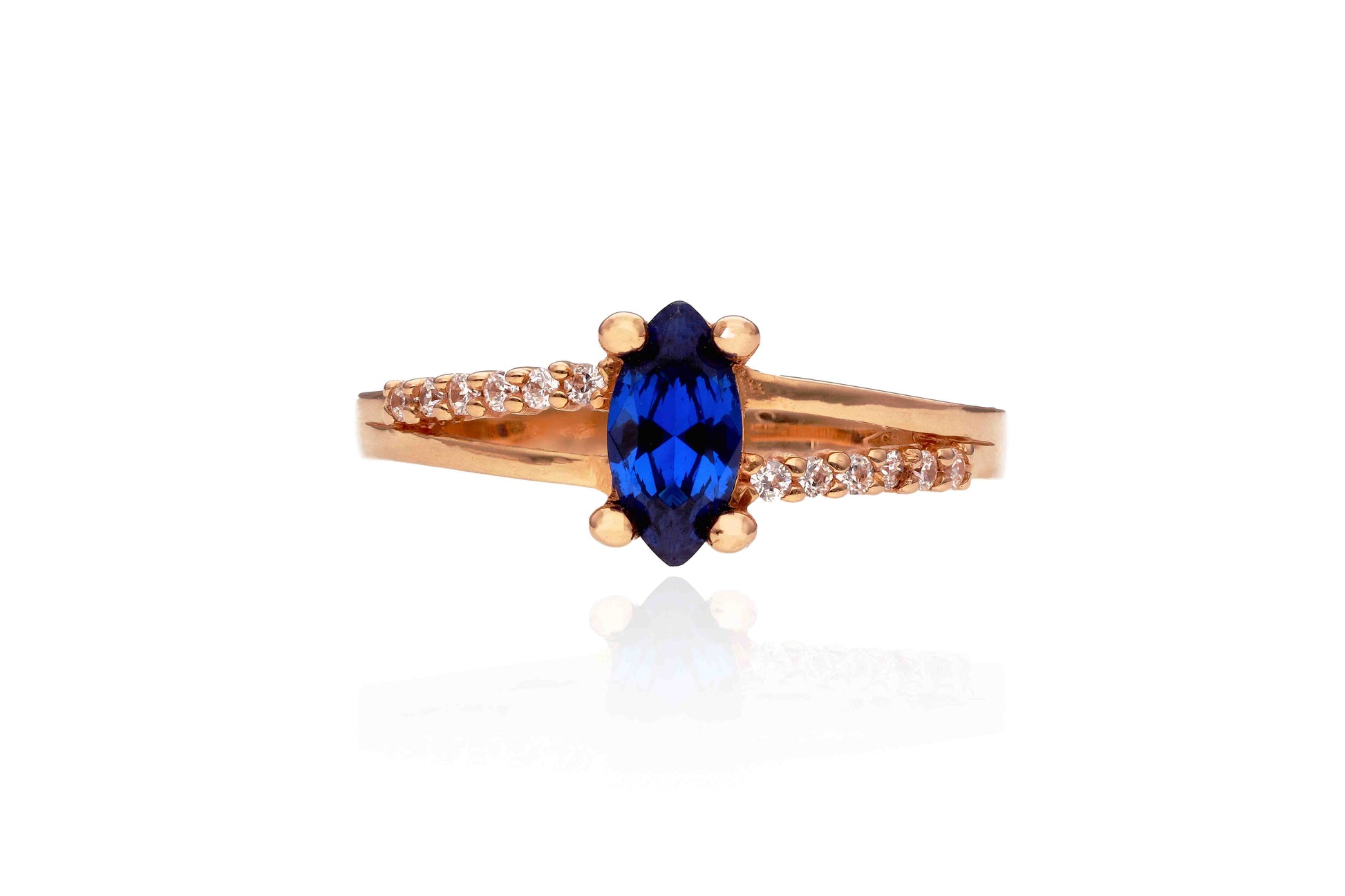 Raudono aukso žiedas su mėlynu cirkoniu, šoninis kampas, subtilus blizgesys