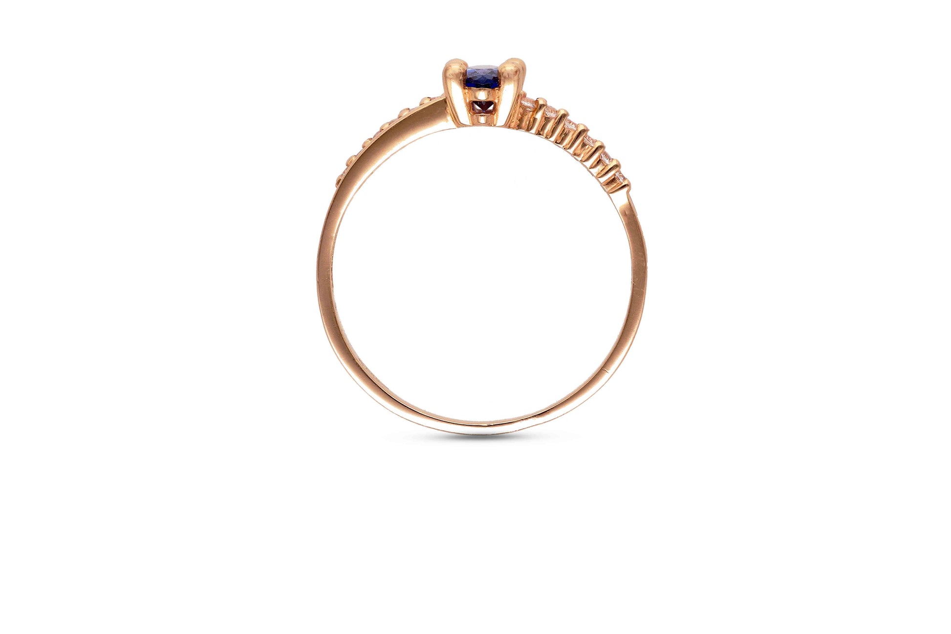 Raudono aukso žiedas su mėlynu akmeniu, detalus šoninių akučių vaizdas